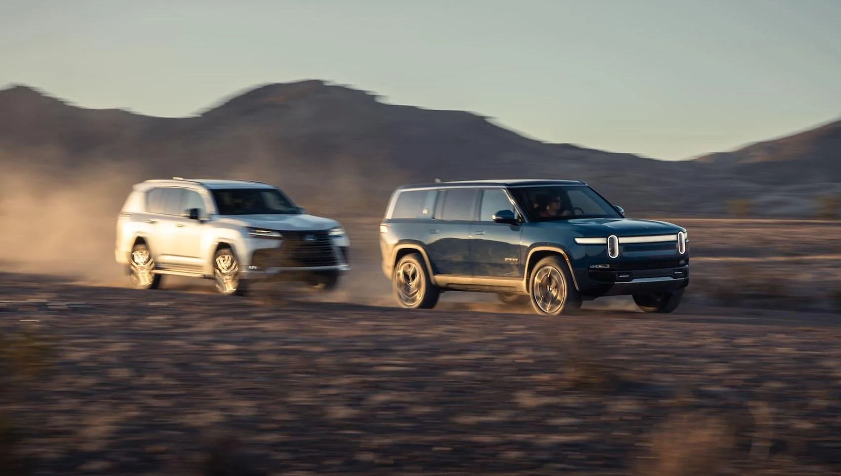 Rivian R1T R1S RIVIAN BLUE Rivian Photos 2022-Rivian-R1S-Launch-Edition-vs-2022-Lexus-LX-600-Luxury-7
