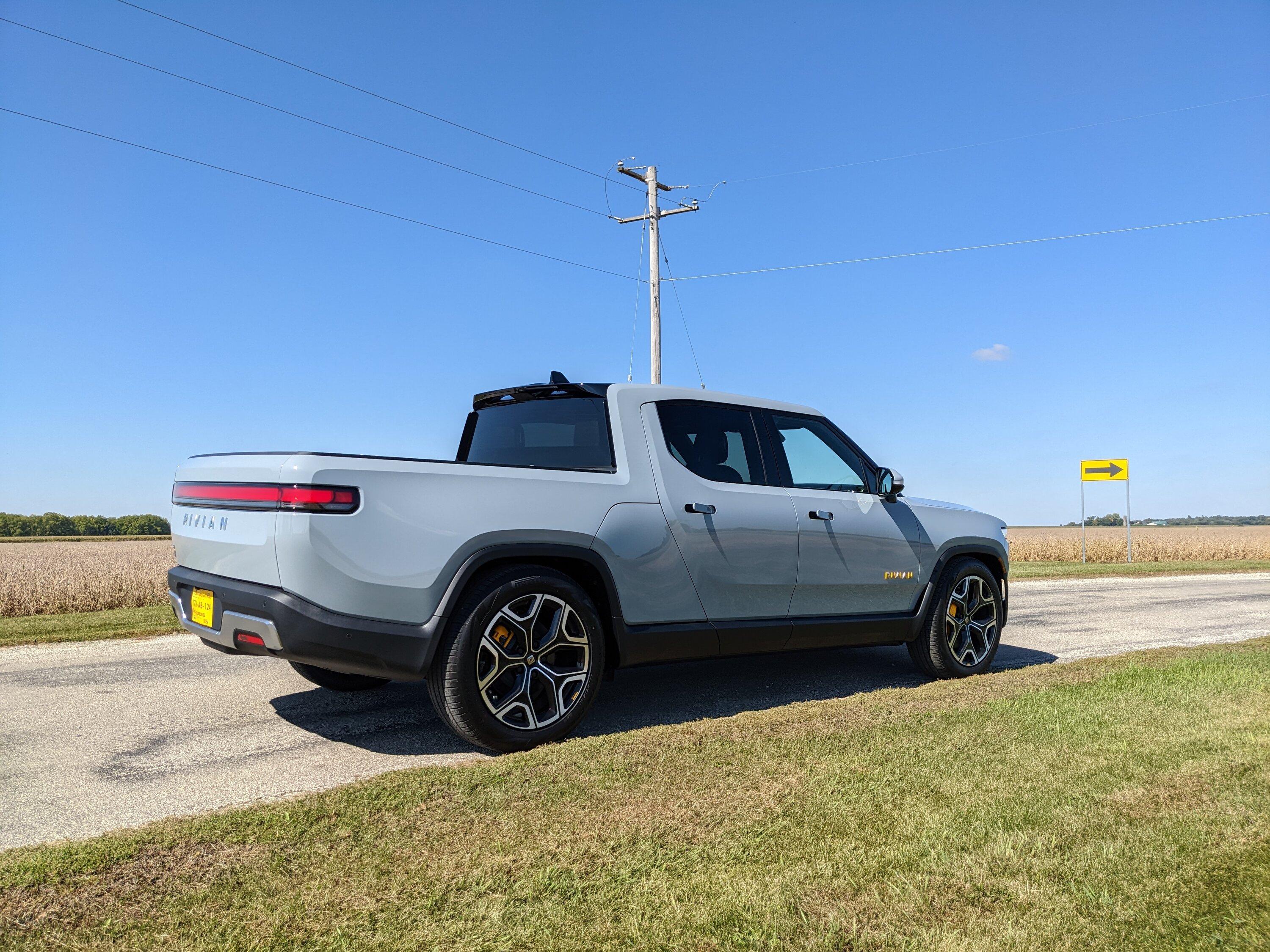 Rivian R1T R1S LIMESTONE R1T Photos PXL_20220930_172237259