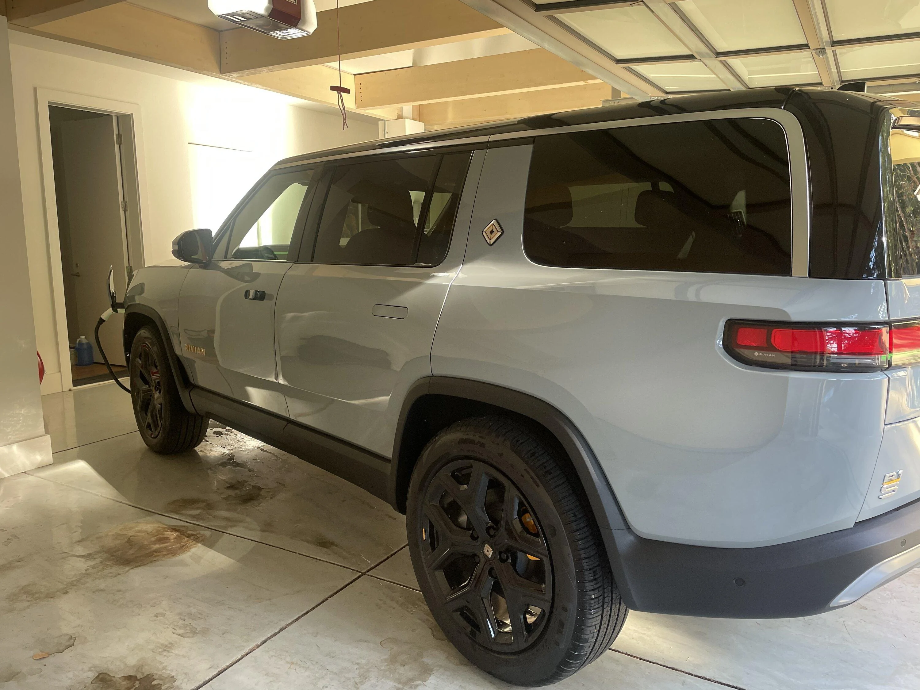 Rivian R1T R1S ? LIMESTONE R1S  Photos 621EF4B9-0DA1-432B-BEB9-E8C510A970E4