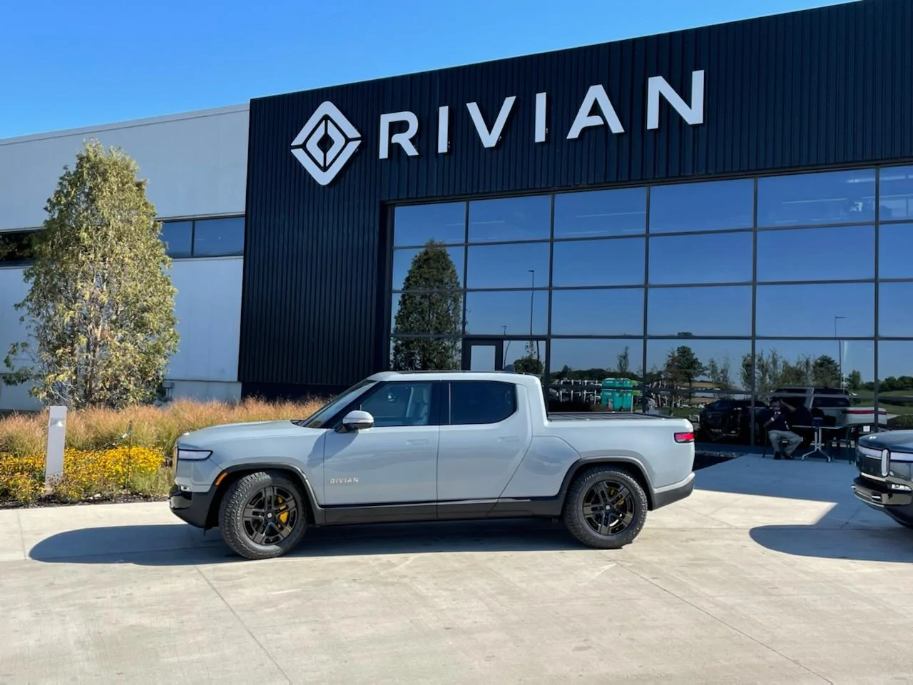 Rivian R1T R1S LIMESTONE R1T Photos 1664723485941