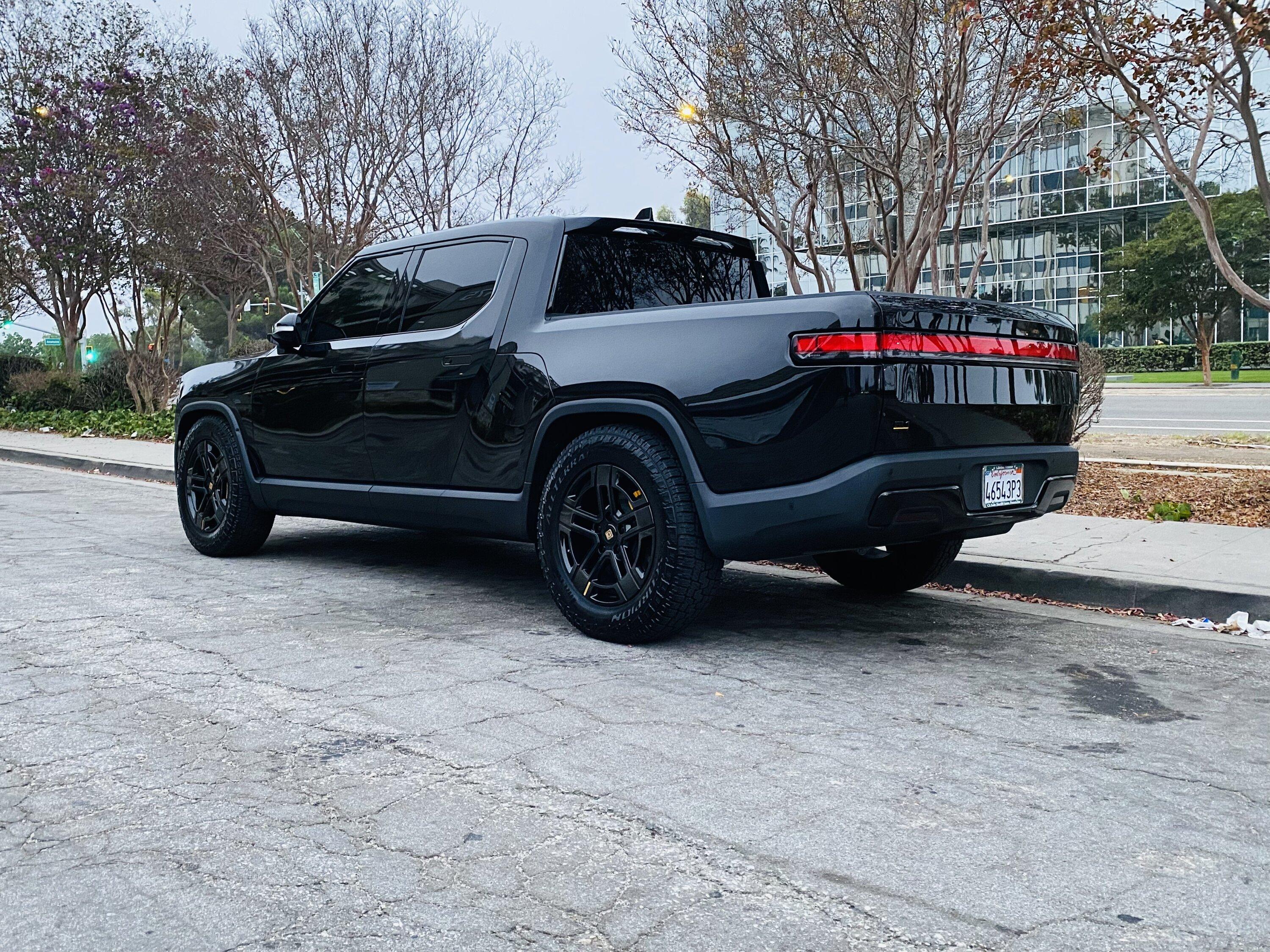 Rivian R1T R1S MIDNIGHT (Black) Rivian Photos 1FCAB9D6-BC58-4857-B795-3C5AF0558D41