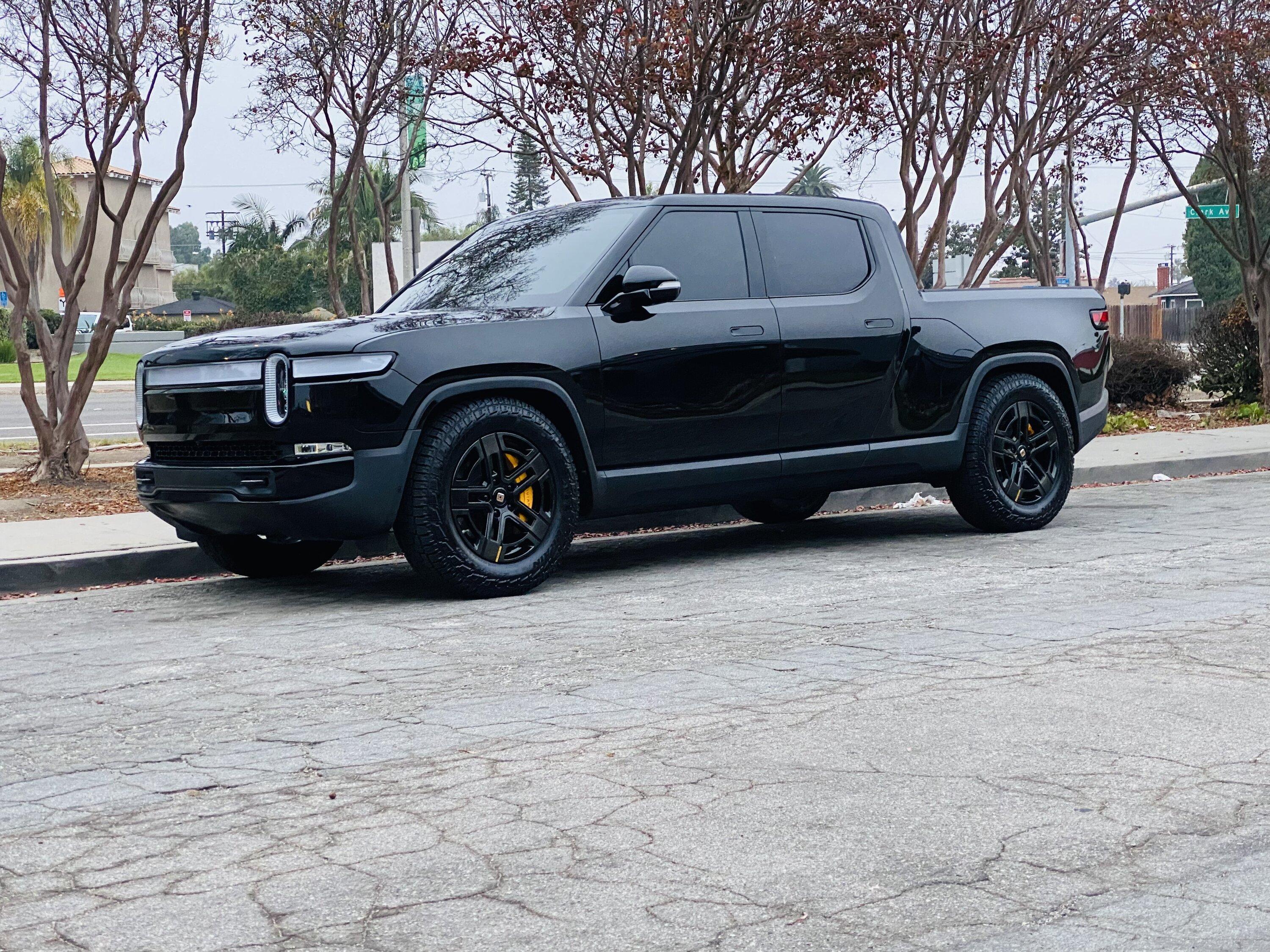 Rivian R1T R1S MIDNIGHT (Black) Rivian Photos 38883A9D-BD50-4C2D-9CC3-96B9EB678B19