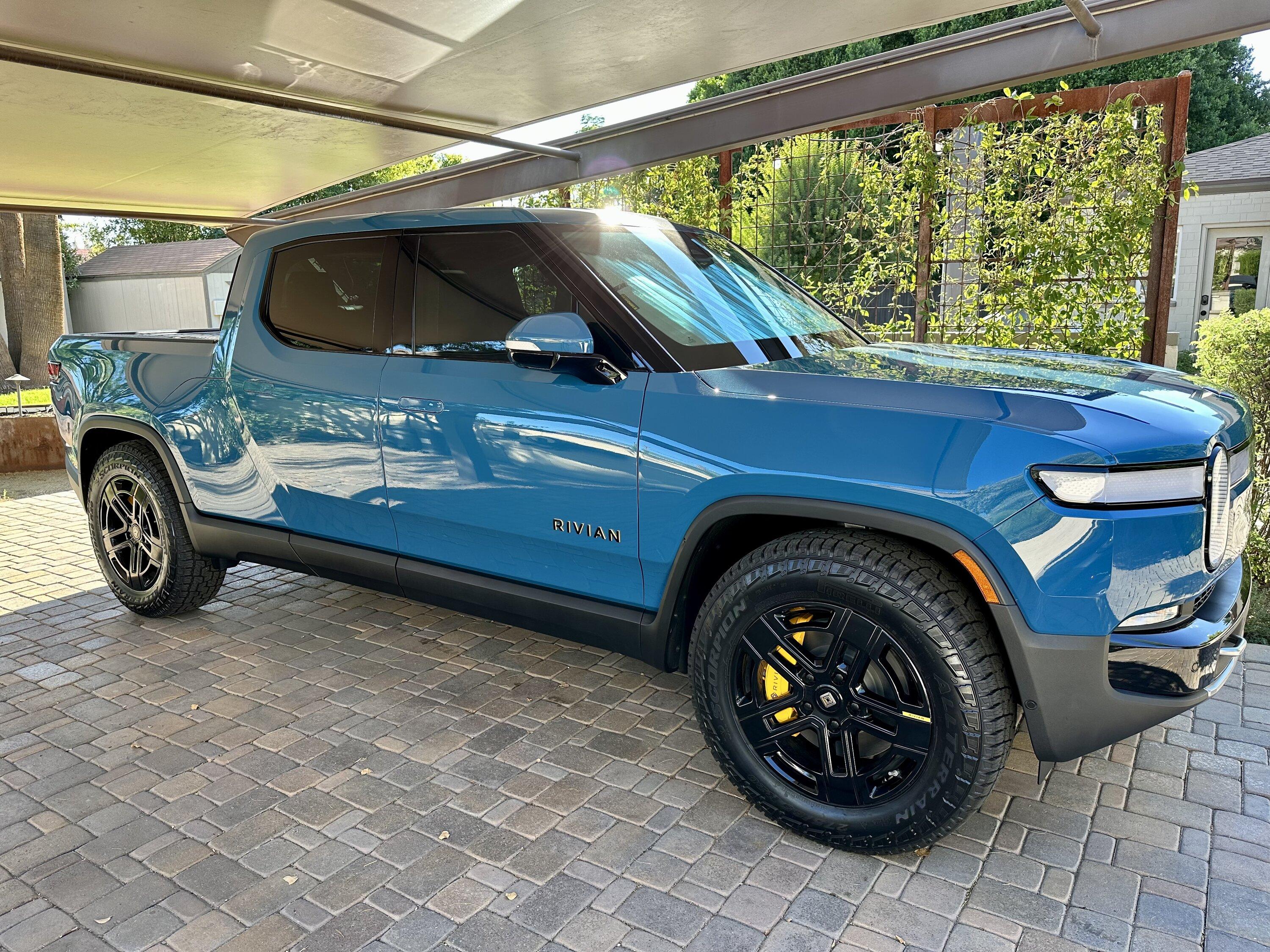 Rivian R1T R1S Emblem Blackout DD1D5D40-1A01-4B5C-9E67-01B7A4EA3CDE