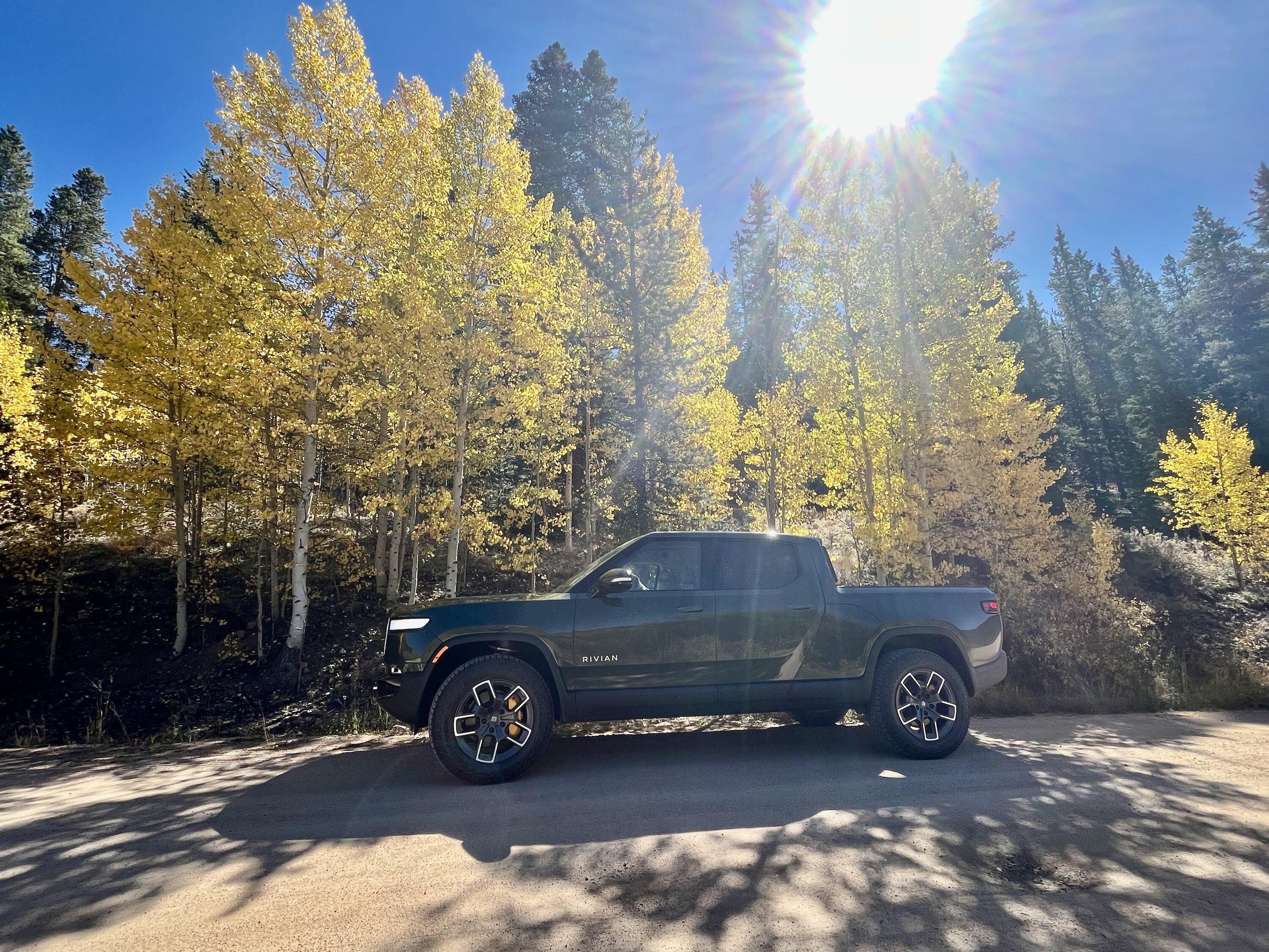 Rivian R1T R1S FOREST GREEN R1T Photos 39420245-D01F-4063-9EDA-971916C362F7