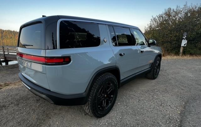 Rivian R1T R1S ? LIMESTONE R1S  Photos image6-jpe