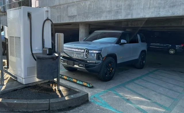 Rivian R1T R1S ? LIMESTONE R1S  Photos image17-jpeg