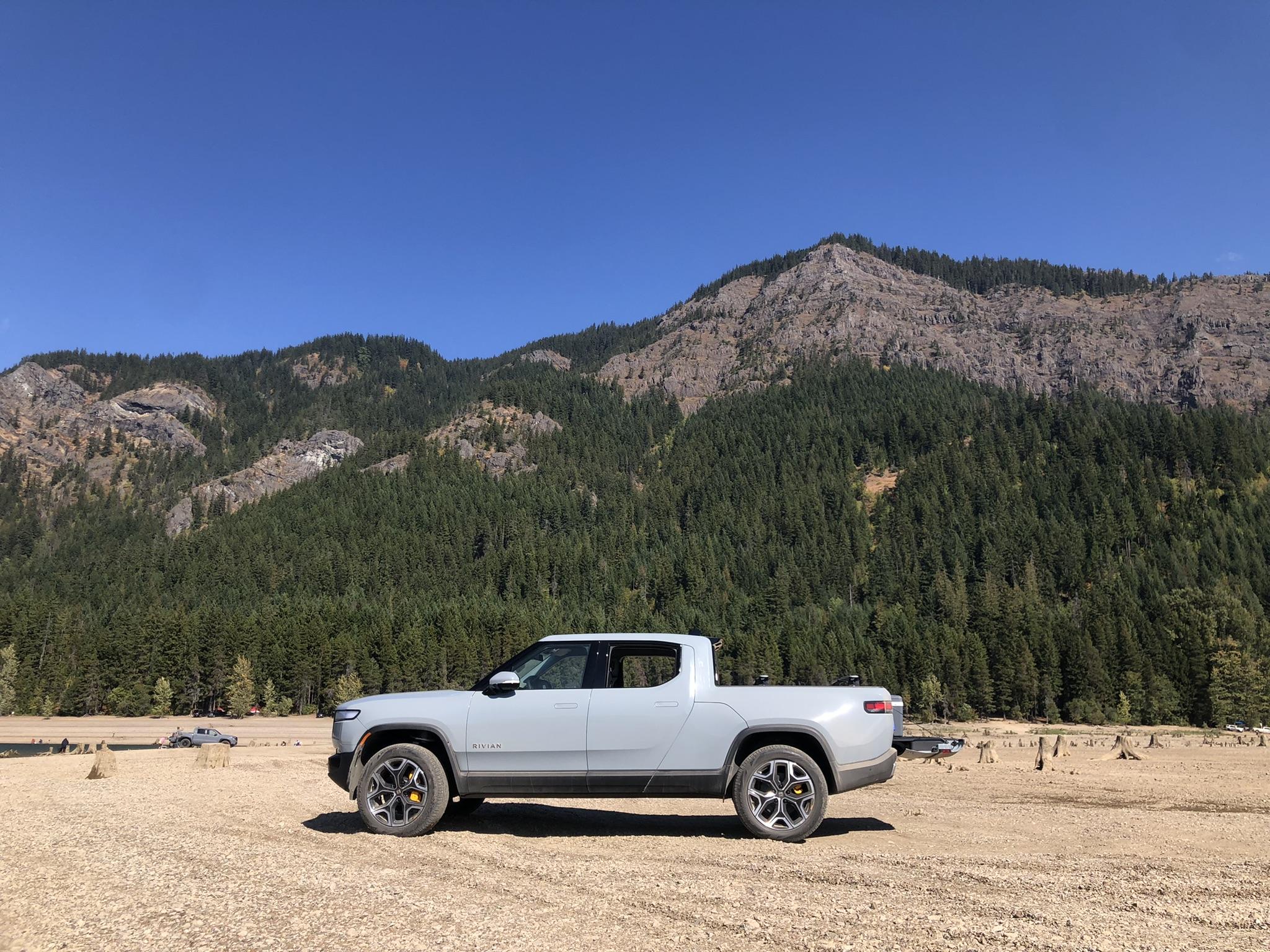 Rivian R1T R1S LIMESTONE R1T Photos lake7-jpe