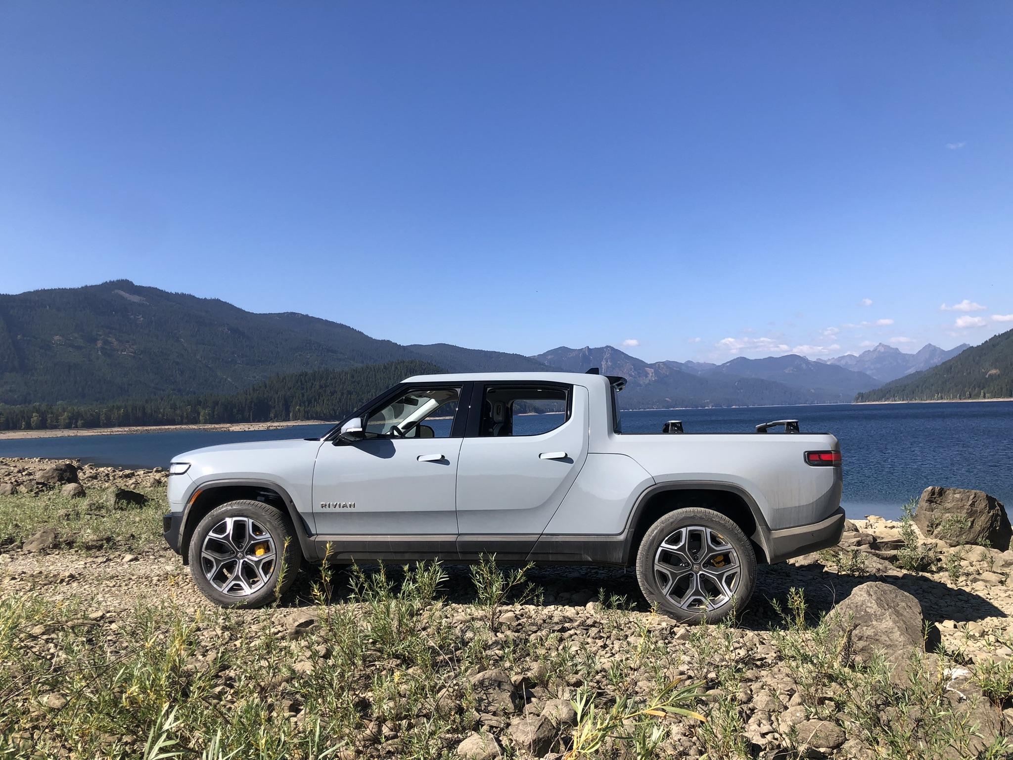 Rivian R1T R1S LIMESTONE R1T Photos lake8-jpe