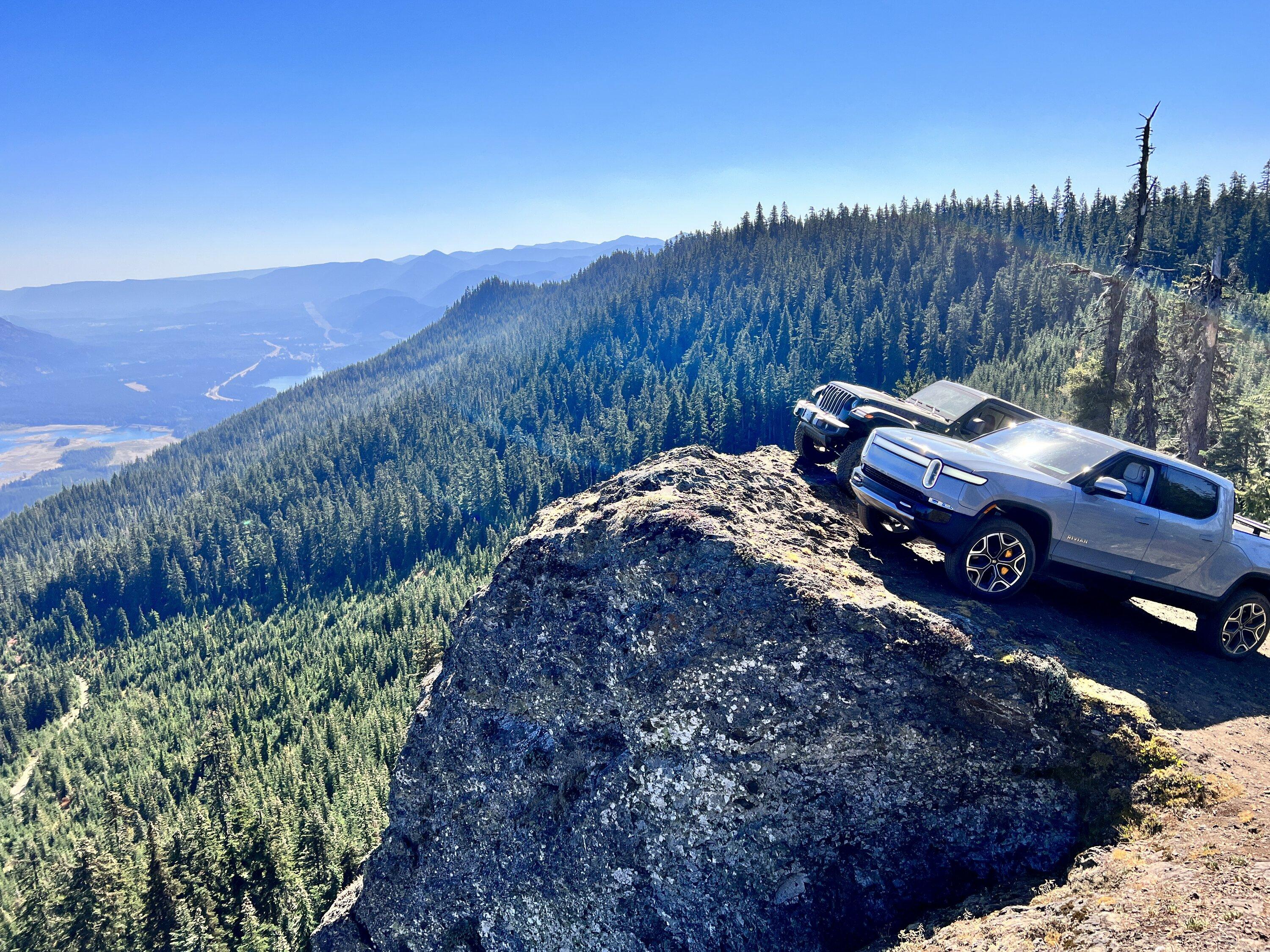 Rivian R1T R1S LIMESTONE R1T Photos summit5-