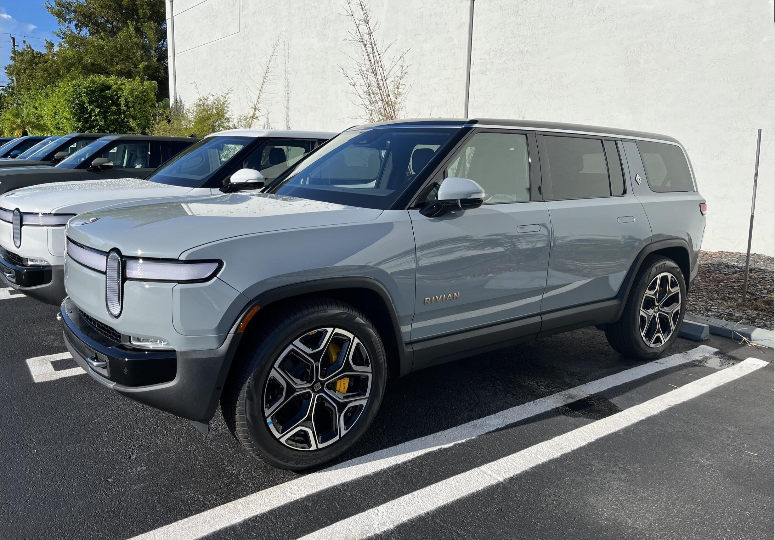Rivian R1T R1S ? LIMESTONE R1S  Photos 017A4CE2-6666-4657-AF59-0C38D5354AE0