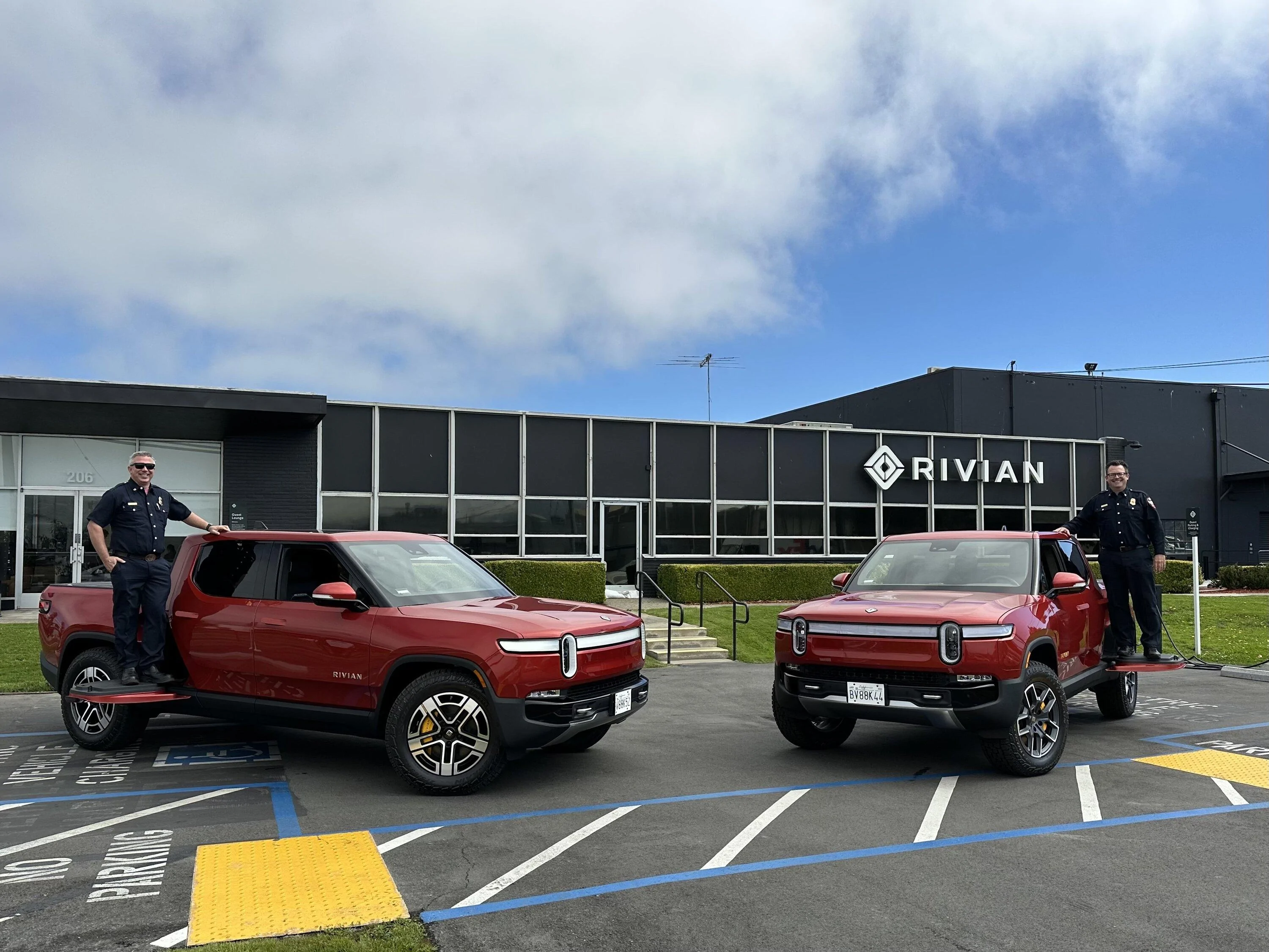 Rivian R1T R1S RED CANYON Rivian Photos FeRotKdXkAAjIDD