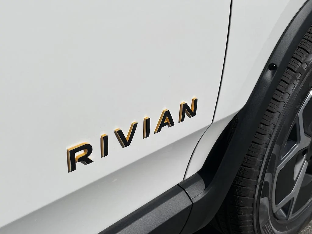 R1T-D2.Badge.Vinyl-2.webp