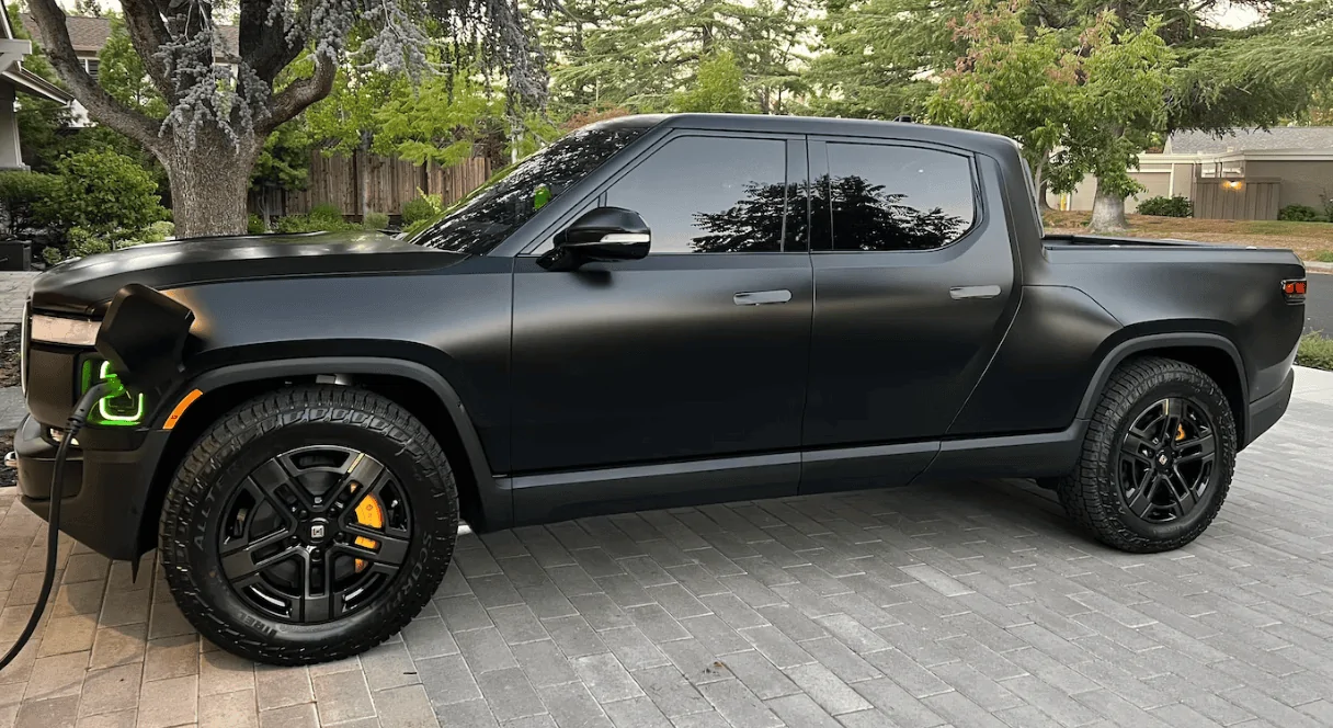 Rivian R1T R1S MIDNIGHT (Black) Rivian Photos Screen Shot 2022-10-05 at 6.32.53 PM