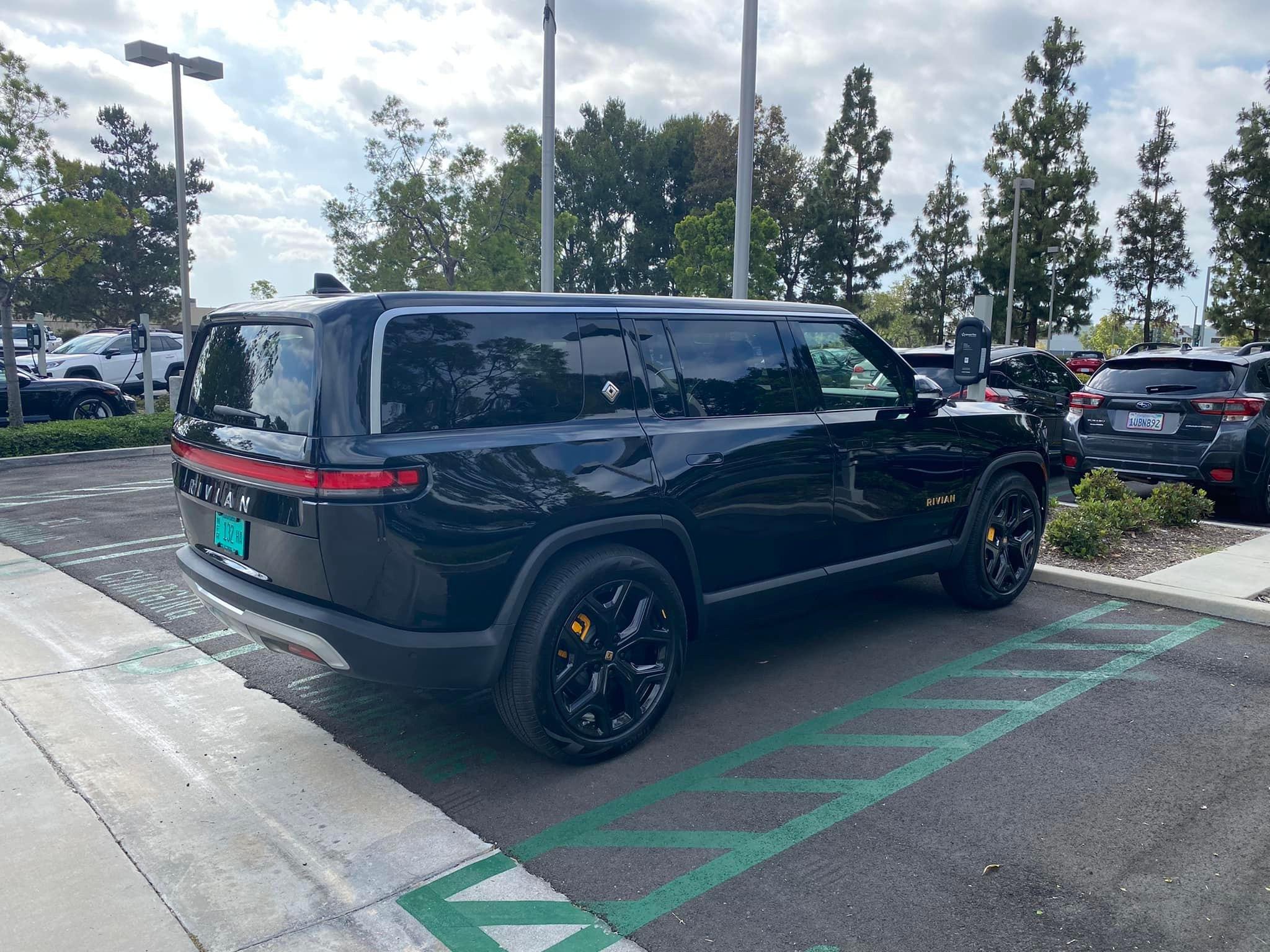 Rivian R1T R1S Share Your Vehicle Name Here Rivian R1S Midnight Black SUV 4