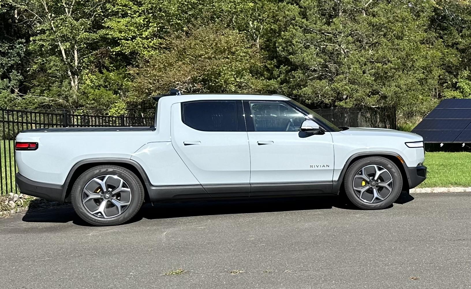 Rivian R1T R1S LIMESTONE R1T Photos 4EEADB99-7EC5-4567-92C6-58466260B63B