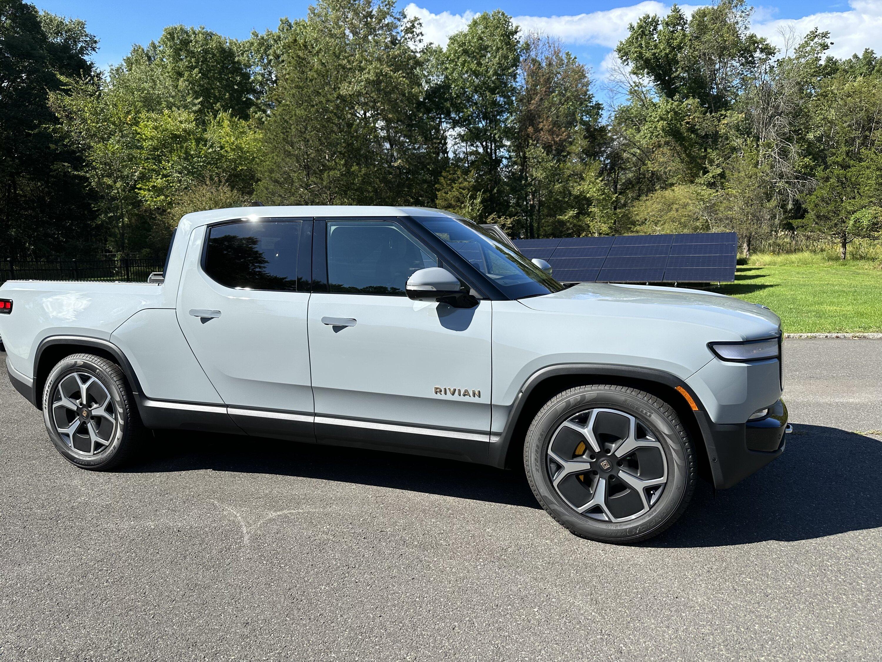 Rivian R1T R1S LIMESTONE R1T Photos 5F04F9A4-DB2C-4996-A526-2B2B499944B9