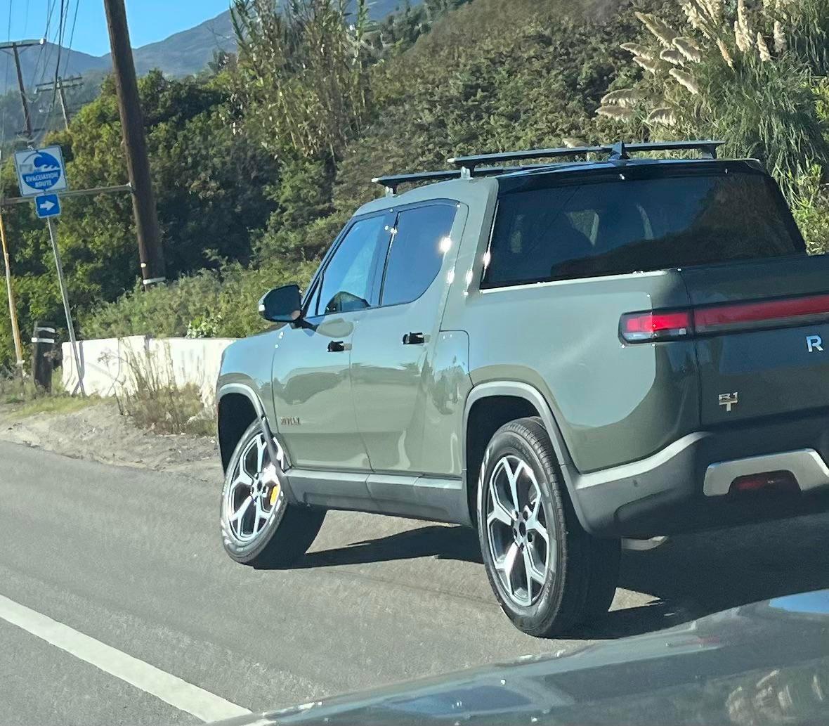Rivian R1T R1S ⚠️ Rivian Recall: insufficiently torqued front upper control arm & steering knuckle fastener [official torque value = 90 lb-ft / 122 Nm] wheel-came-off-v0-1r7hu671hwp91