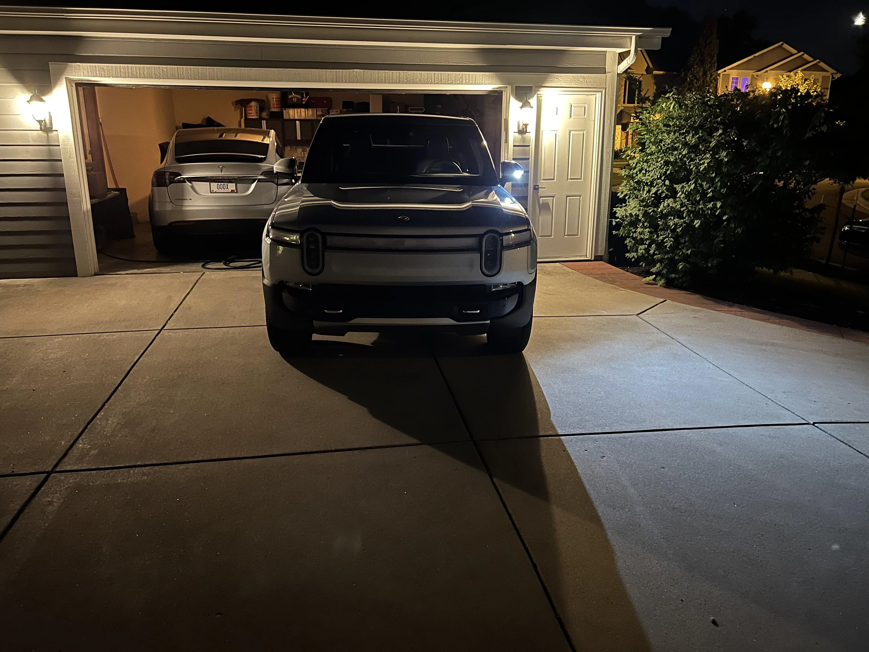 Rivian R1T R1S LA SILVER Rivian Photos 5C0DBFEA-CC87-49D2-AFD2-36B409F3D57D