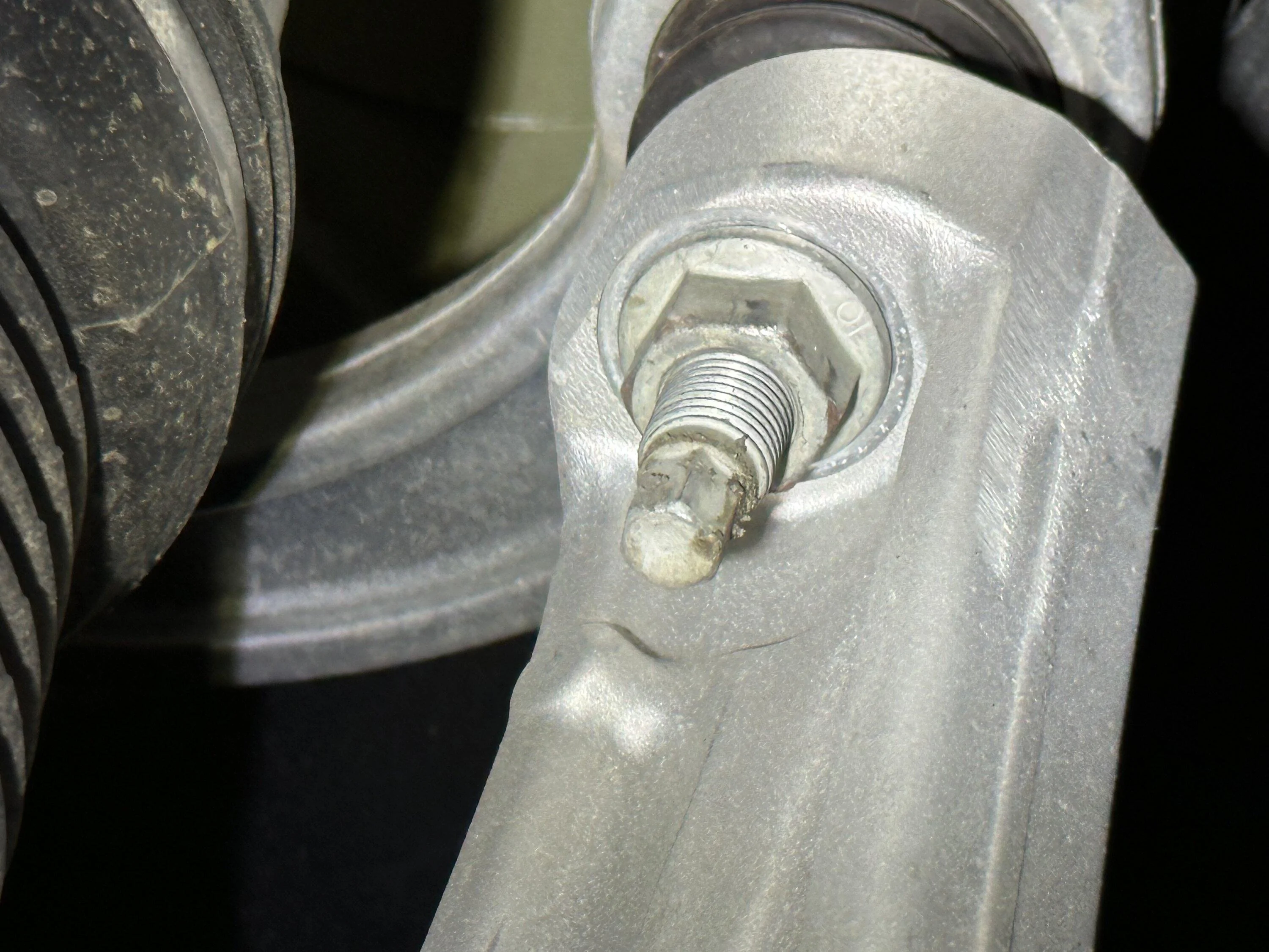 Rivian R1T R1S ⚠️ Rivian Recall: insufficiently torqued front upper control arm & steering knuckle fastener [official torque value = 90 lb-ft / 122 Nm] 571A8947-5815-435F-9426-BC9822FCE683
