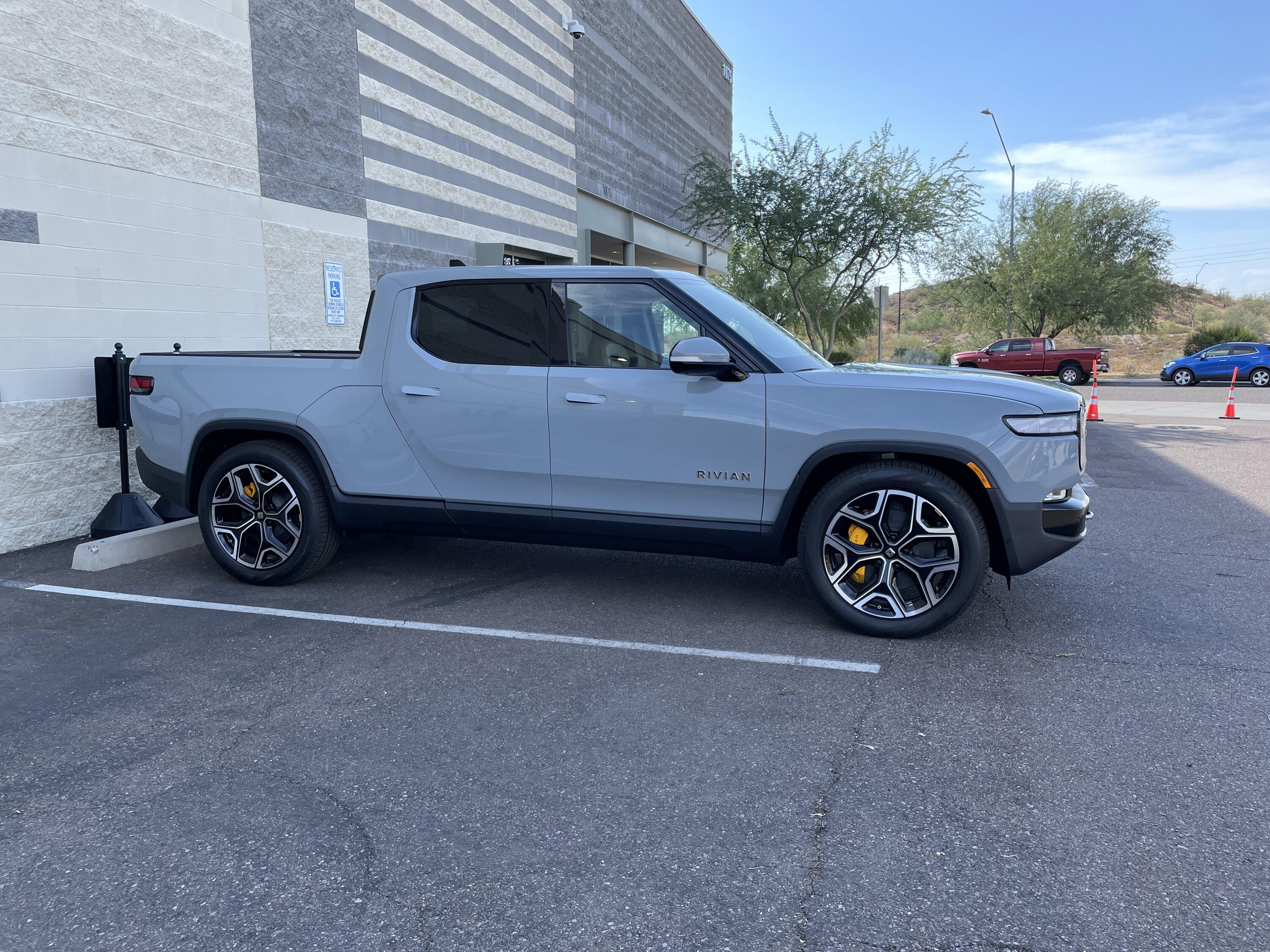 Rivian R1T R1S LIMESTONE R1T Photos tempImageFM3XtD