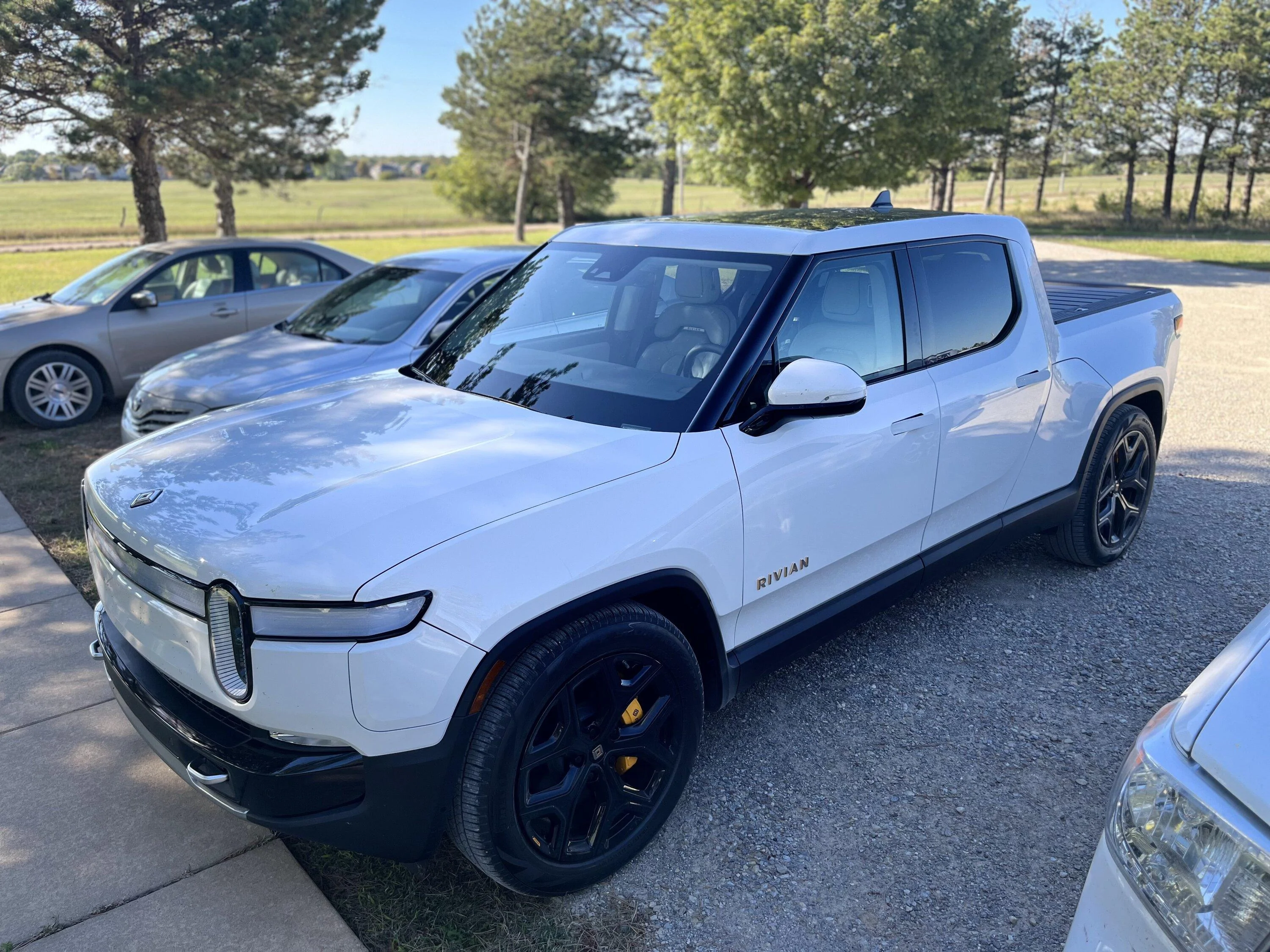 Rivian R1T R1S GLACIER WHITE R1T  Photos E02F3D0B-EB83-4DED-A910-E5ABB8C3DA14