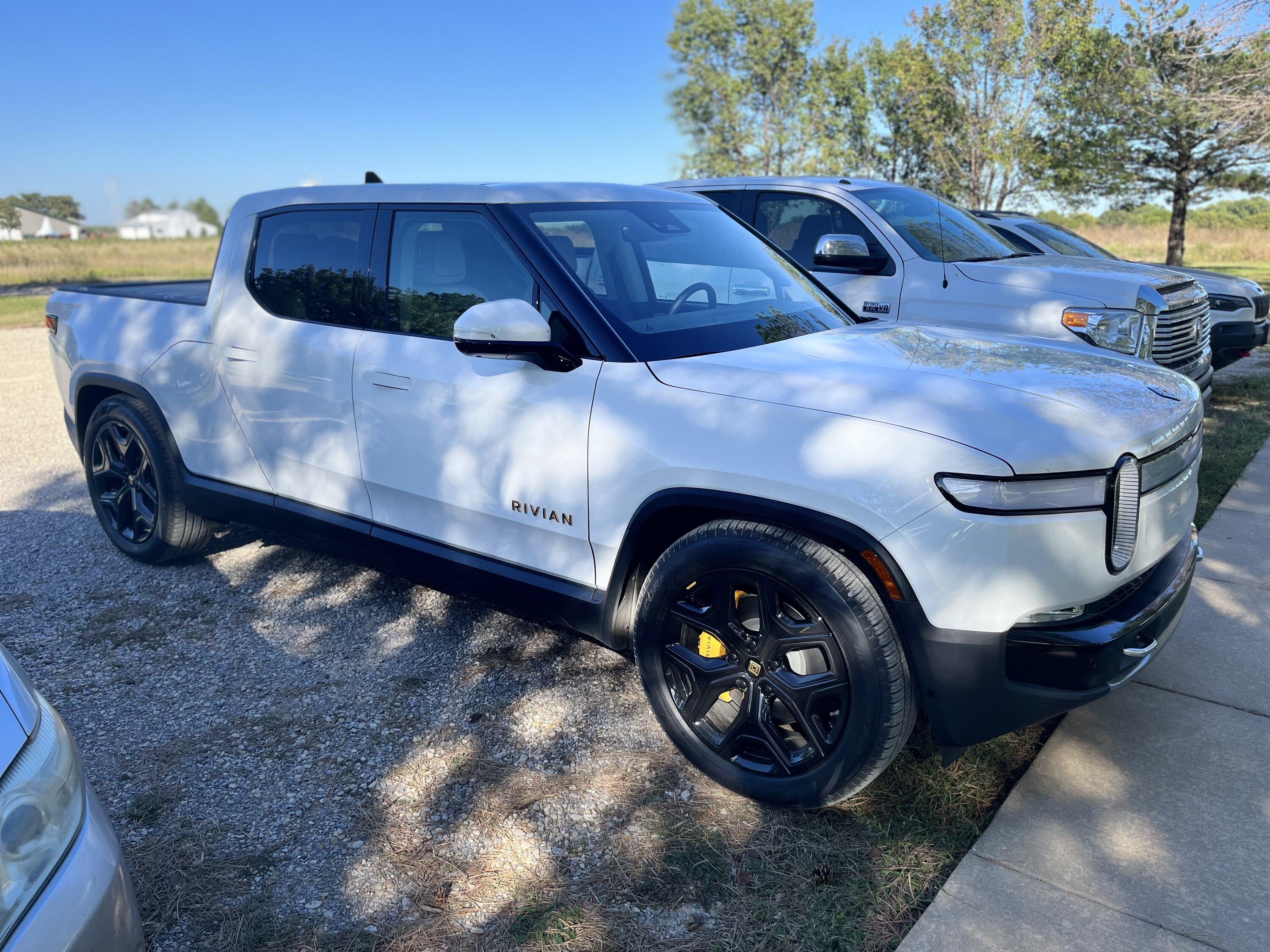 Rivian R1T R1S GLACIER WHITE R1T  Photos 97E93A27-31B0-417D-A6CB-2B4C4B699F46