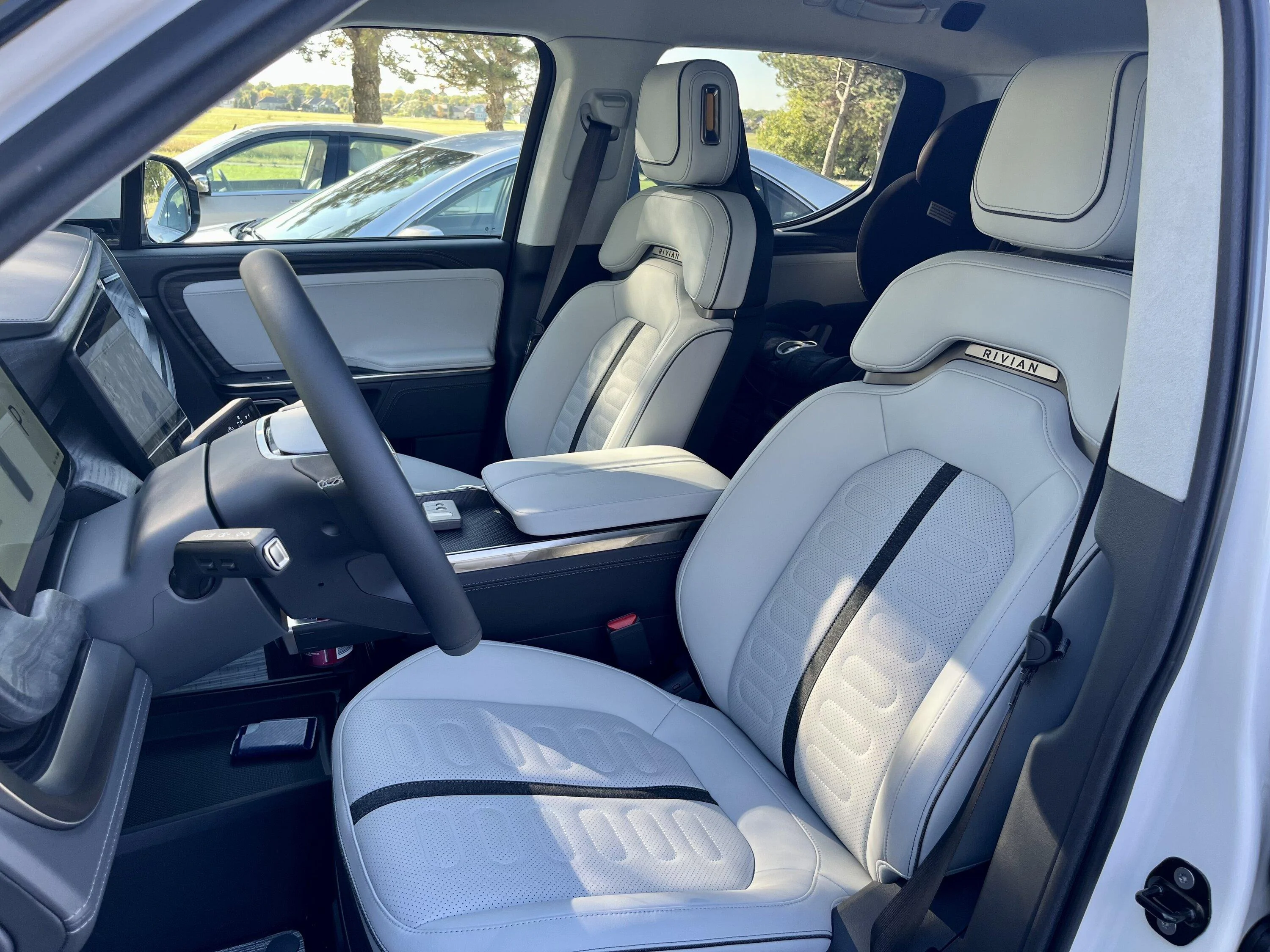 Rivian R1T R1S GLACIER WHITE R1T  Photos F0FFF066-98AC-4206-B1F8-355027C537A4