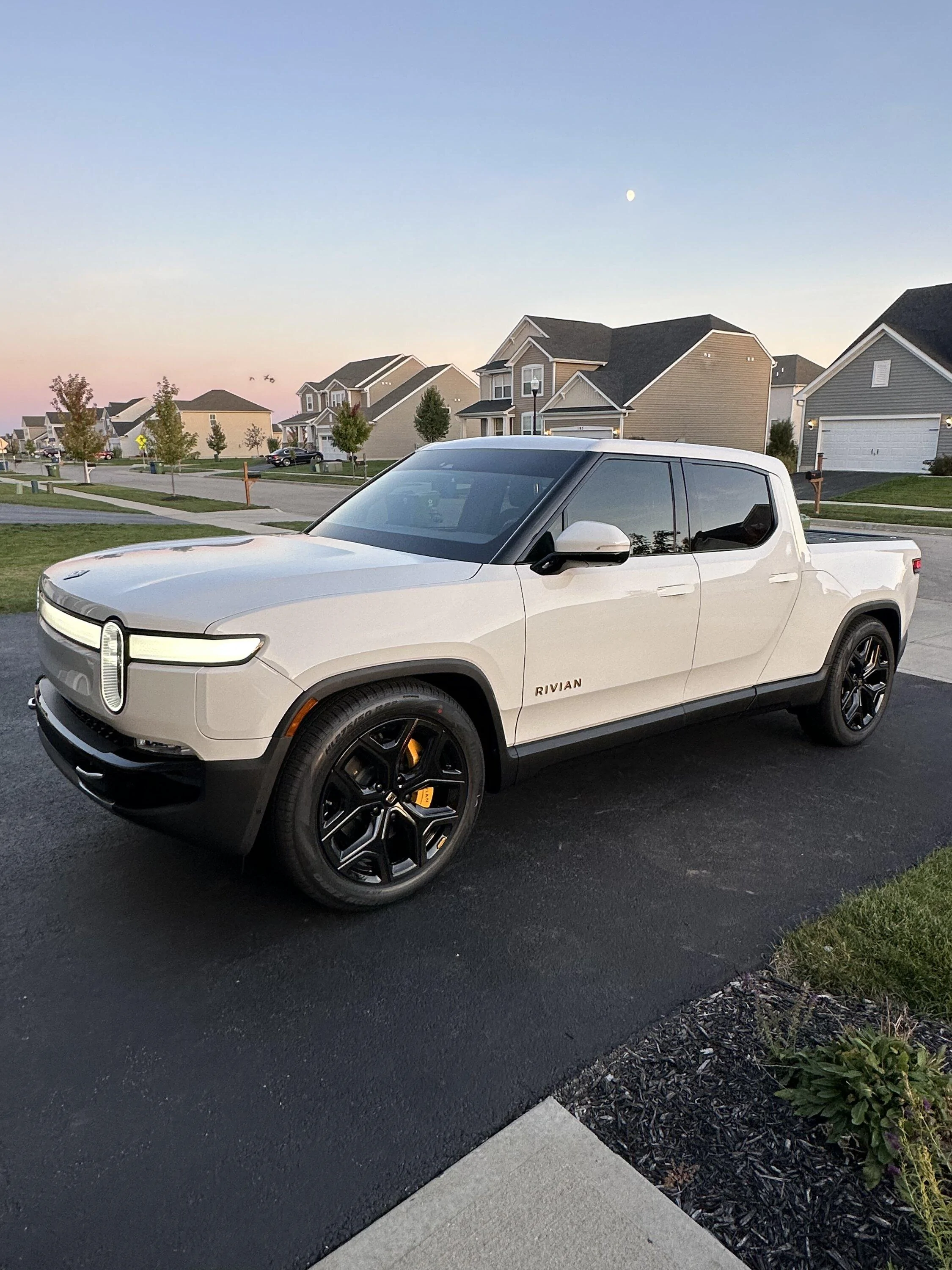 Rivian R1T R1S GLACIER WHITE R1T  Photos 7EEA4414-553C-4850-8AC4-E70453B19A27