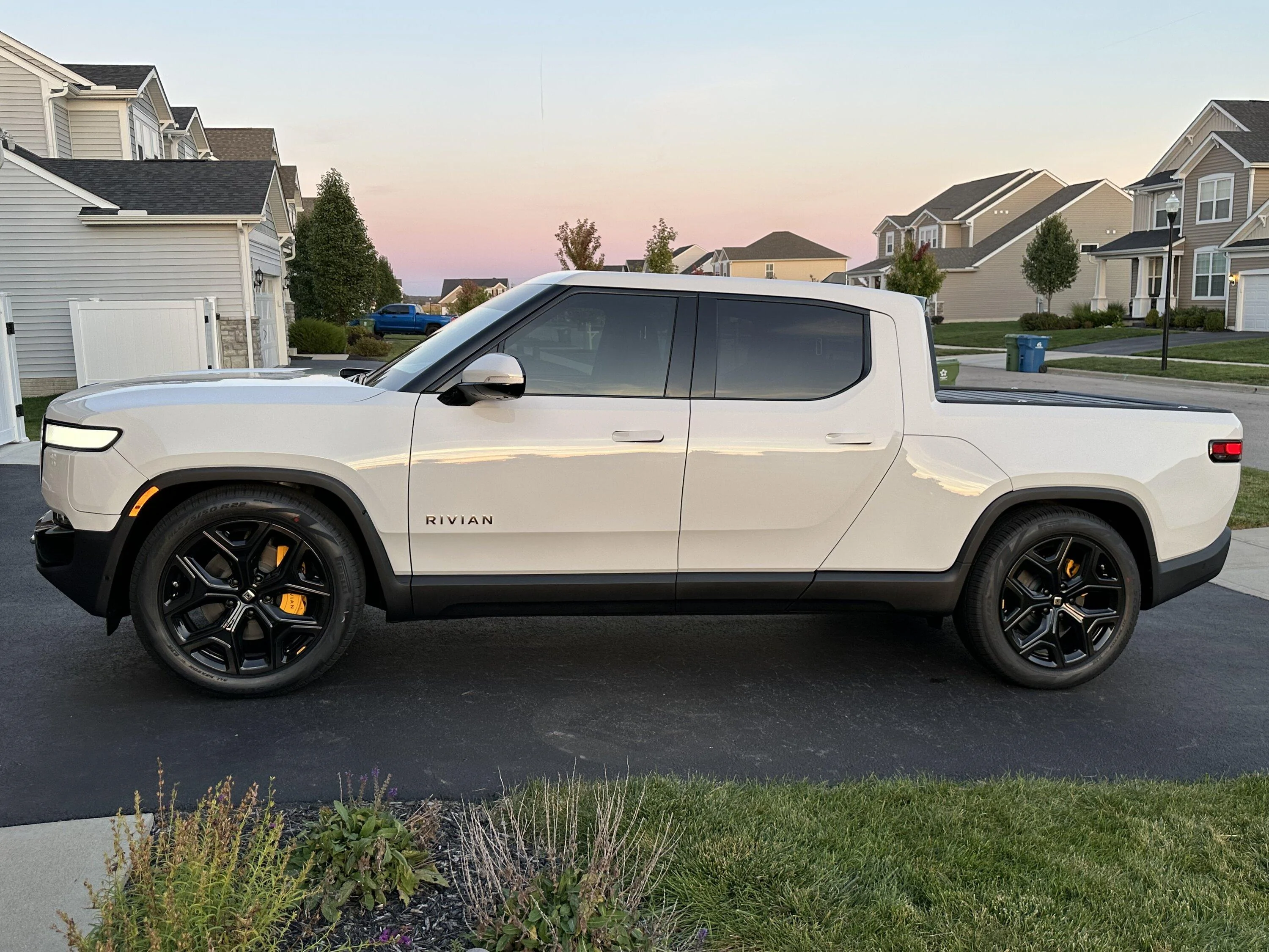 Rivian R1T R1S GLACIER WHITE R1T  Photos 588A513C-0DE9-419D-A102-79A201D7ED12