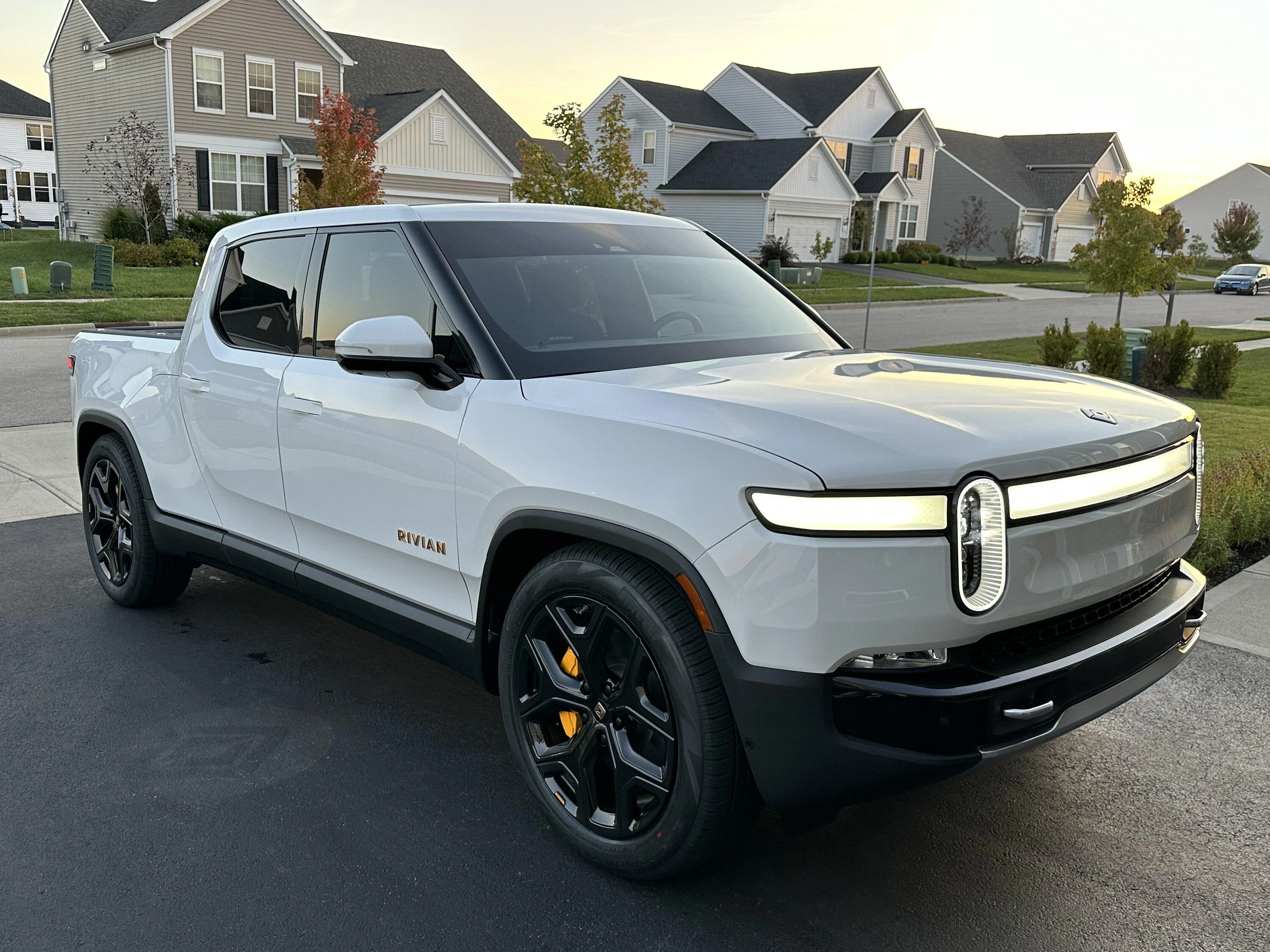 Rivian R1T R1S GLACIER WHITE R1T  Photos BAE49DEA-1626-475F-A456-FBBBB5590929