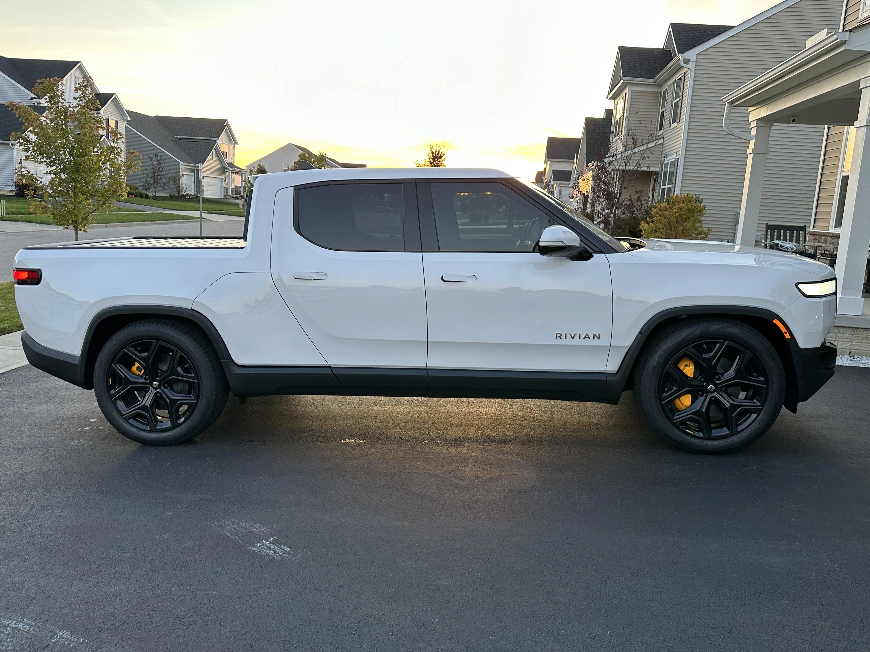 Rivian R1T R1S GLACIER WHITE R1T  Photos EA1D25E3-B860-432A-A904-FD972F39F654