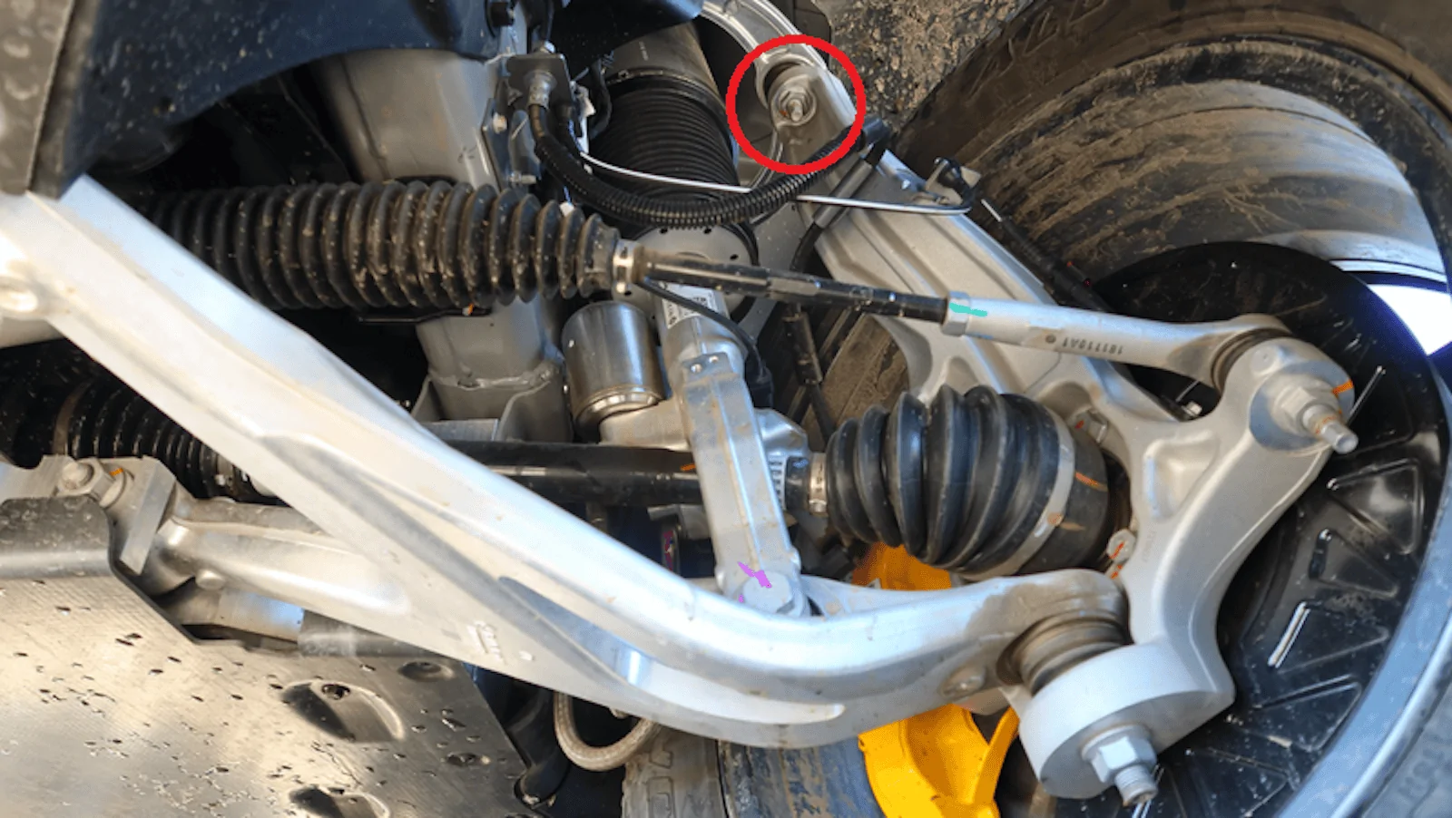 Rivian R1T R1S ⚠️ Rivian Recall: insufficiently torqued front upper control arm & steering knuckle fastener [official torque value = 90 lb-ft / 122 Nm] Rivian loose fastener bolt