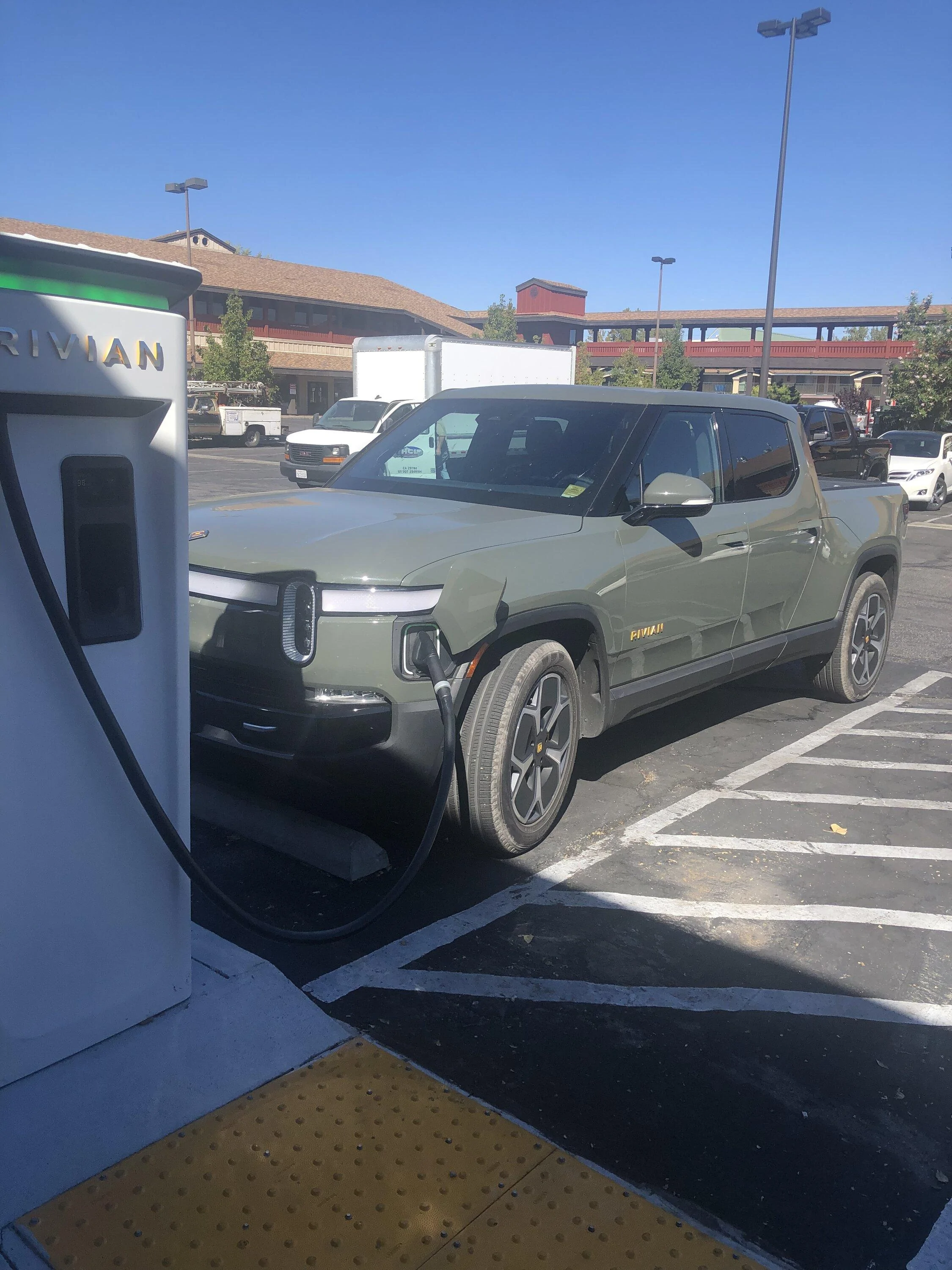 Rivian R1T R1S Charging in Bishop. What a treat! 607912B2-4A6C-4354-9179-572E83AE480F