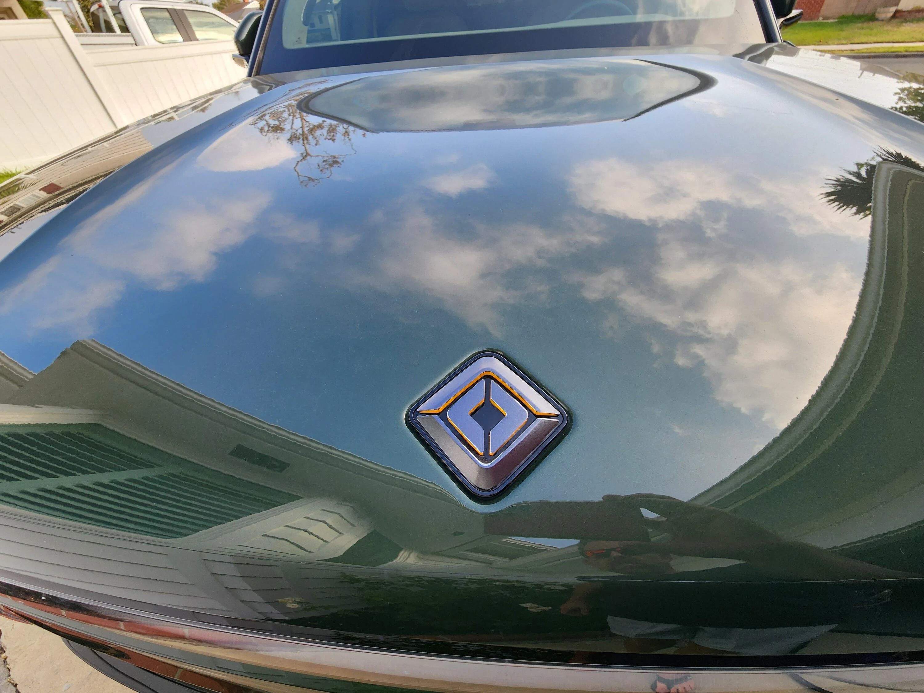 Rivian R1T R1S Emblem Blackout 20221006_160954