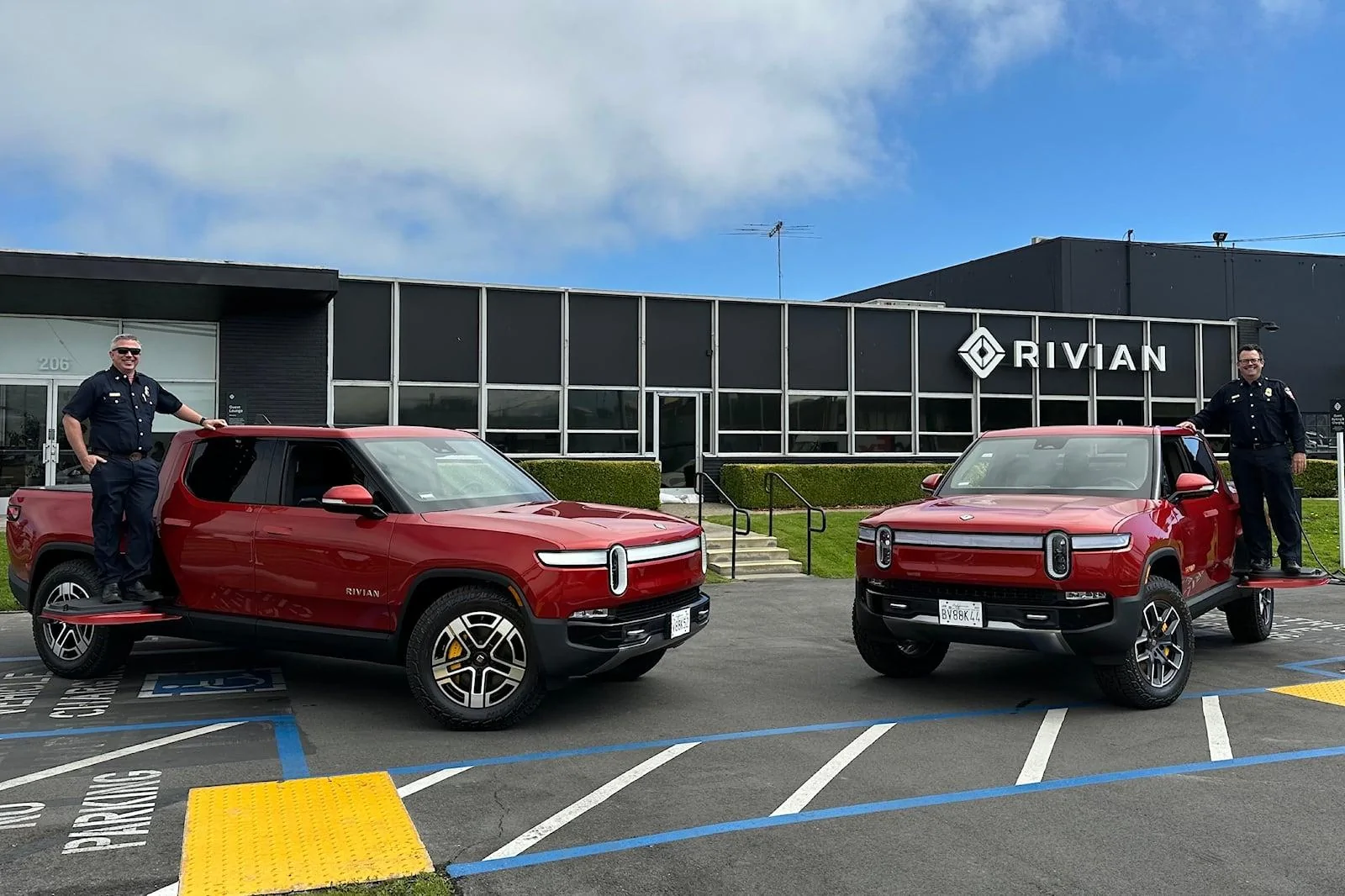 Rivian R1T R1S Contra Costa County Fire Department Takes Delivery of Two R1T Trucks 1045796