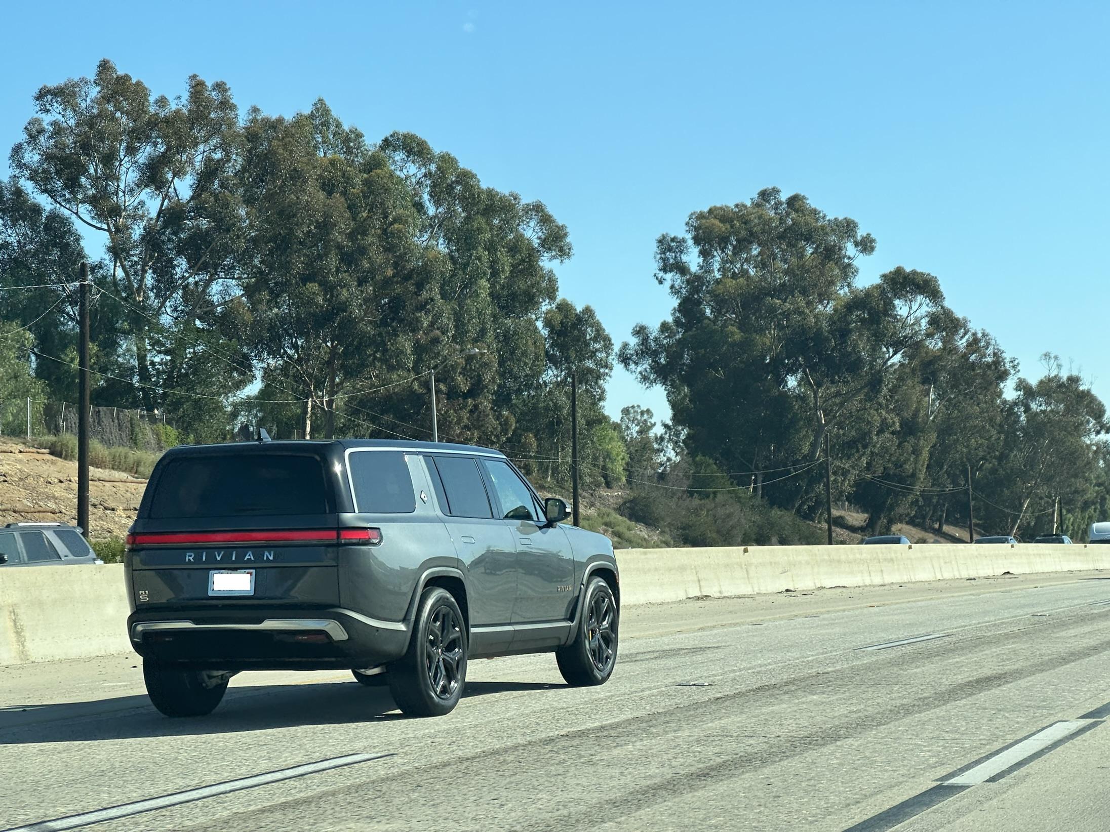 Rivian R1T R1S El CAP GRANITE Rivian Photos 45DD1B16-E164-4F7A-B09E-BC7A6BC5B2D2