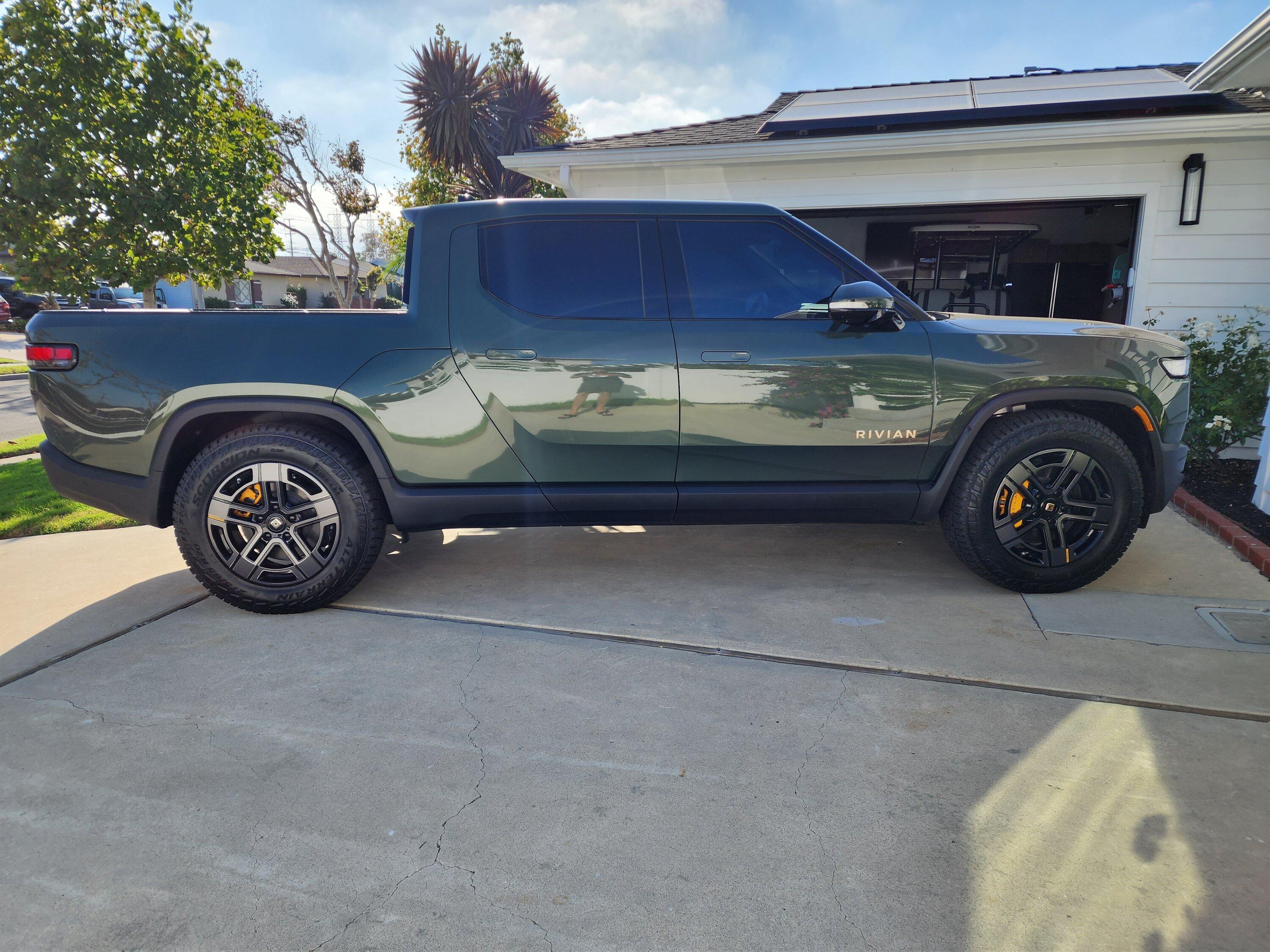 Rivian R1T R1S Rivian Shop: All Wheel Options Now Available for Purchase (10/11/2022) 20221005_160431