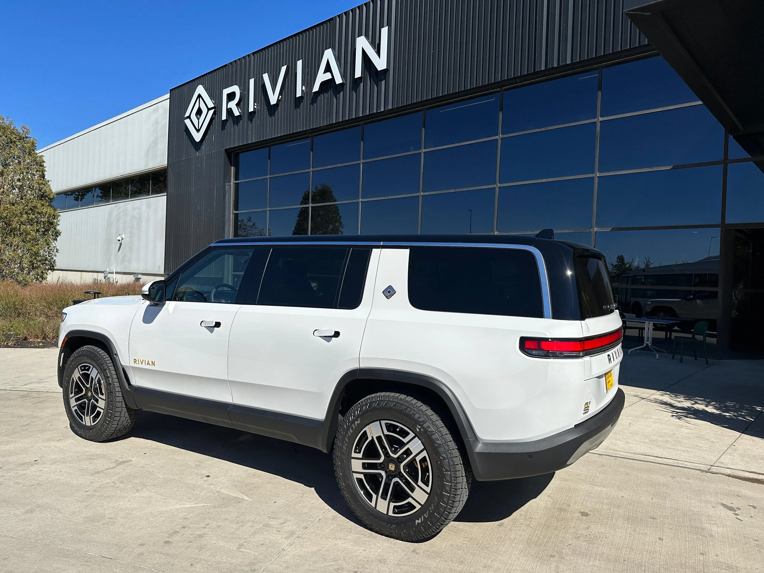 Rivian R1T R1S ? GLACIER WHITE R1S  Photos IMG_4213