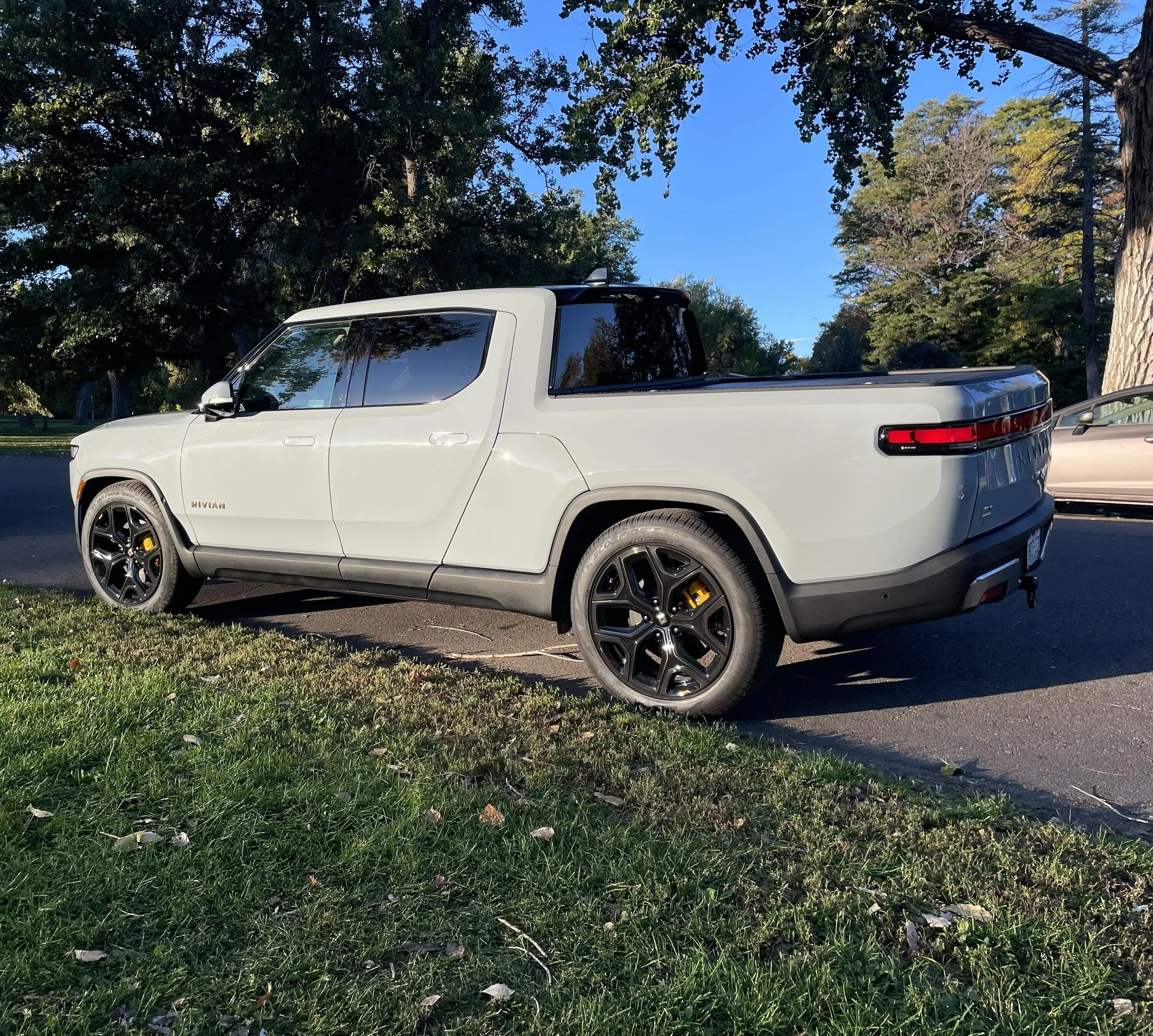 Rivian R1T R1S LIMESTONE R1T Photos 3D68A07E-2C0C-4909-821F-AC9ED306D433
