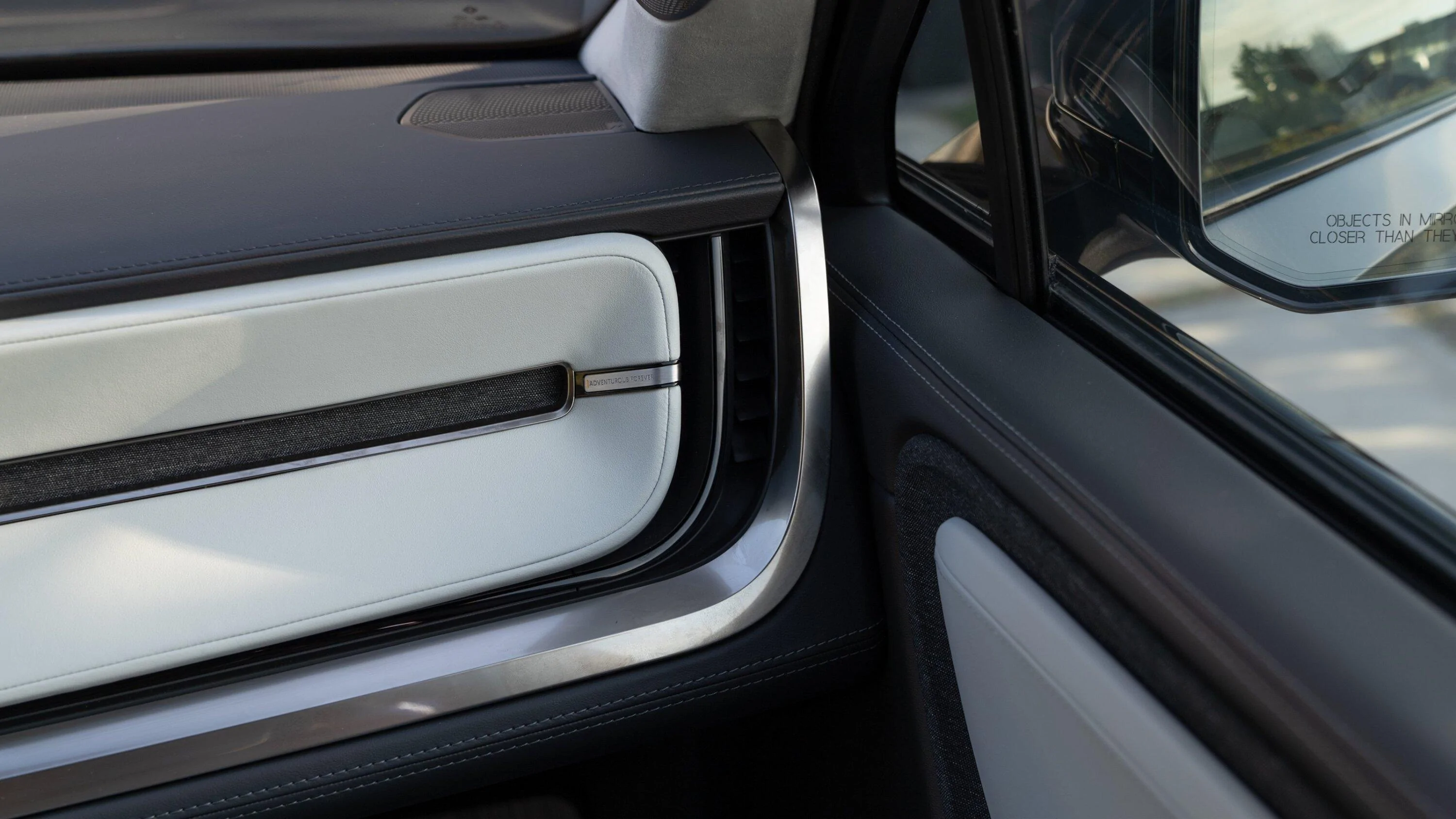Rivian R1T R1S Official: new trim accent options for Black Mountain and Ocean Coast R1T / R1S interiors FfCRz0HUAAIDZ3F