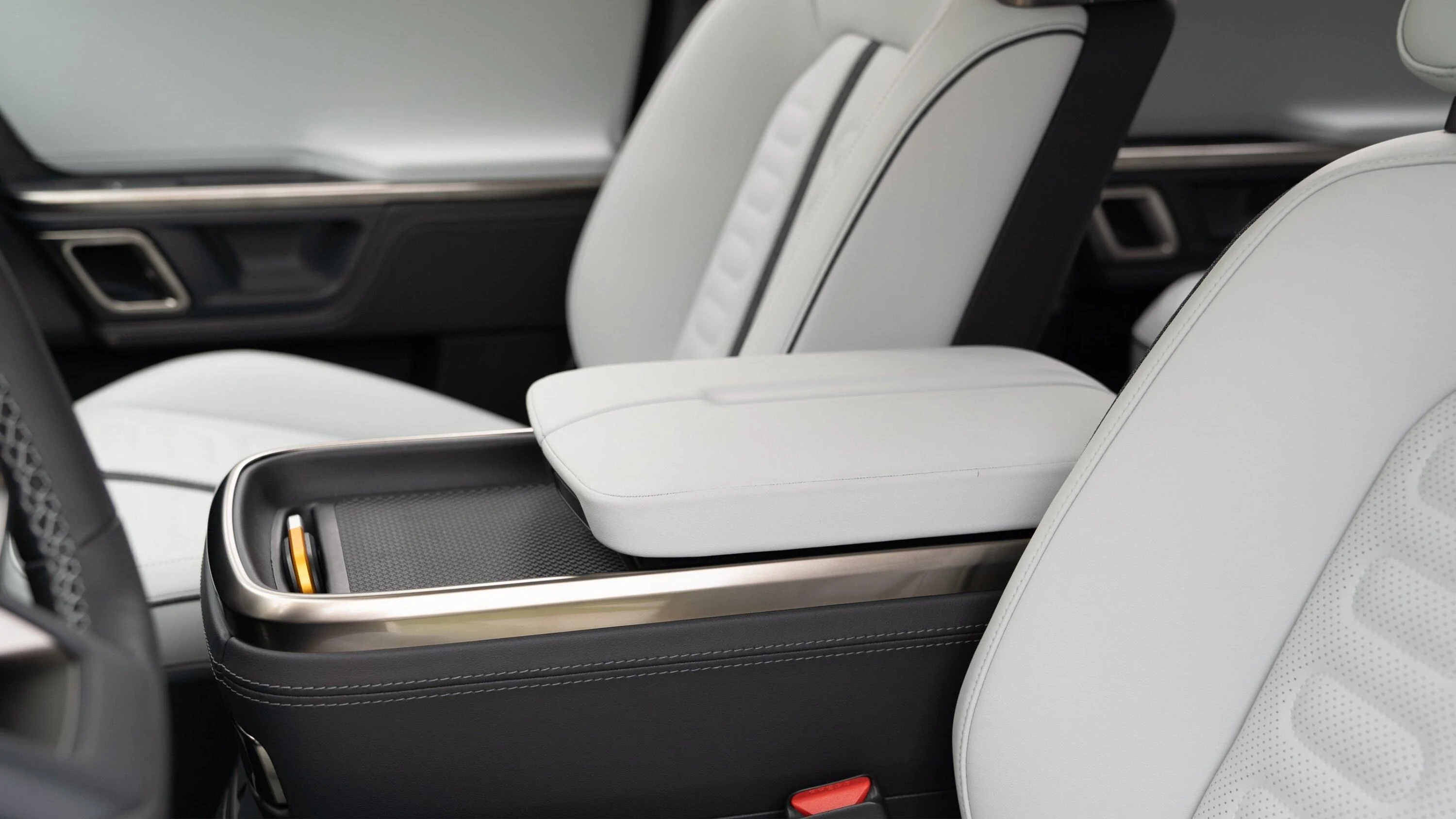 Rivian R1T R1S Official: new trim accent options for Black Mountain and Ocean Coast R1T / R1S interiors FfCRz0GUAAEIdzN