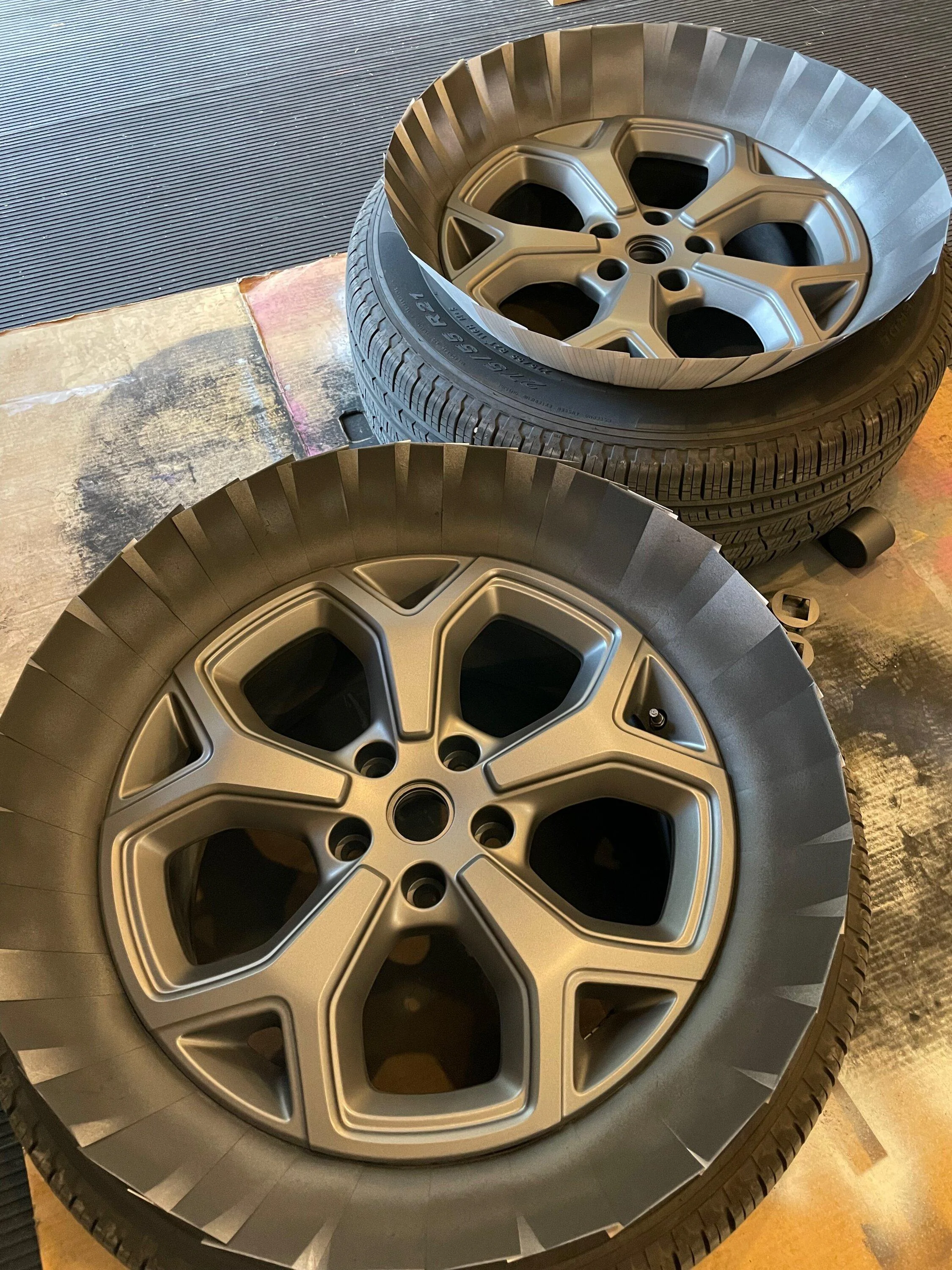 Rivian R1T R1S Hyperdip applied on 21" wheels (Anthracite Gray) IMG_5351