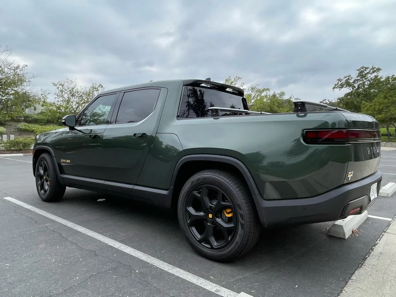 Rivian R1T R1S FOREST GREEN R1T Photos 27