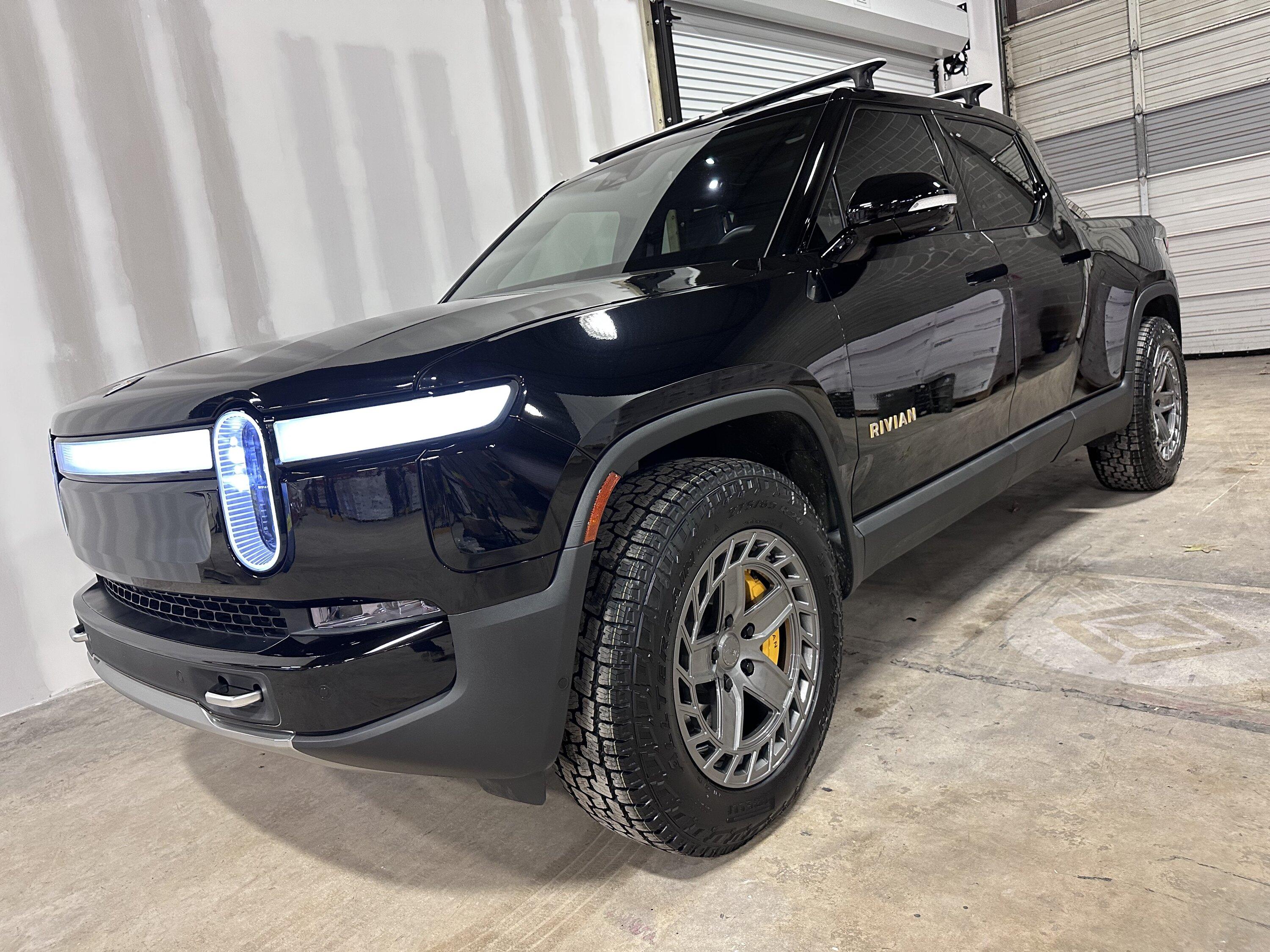 Rivian R1T R1S This Black R1T with Anthracite Gray R500 wheels looks ? IMG_7320