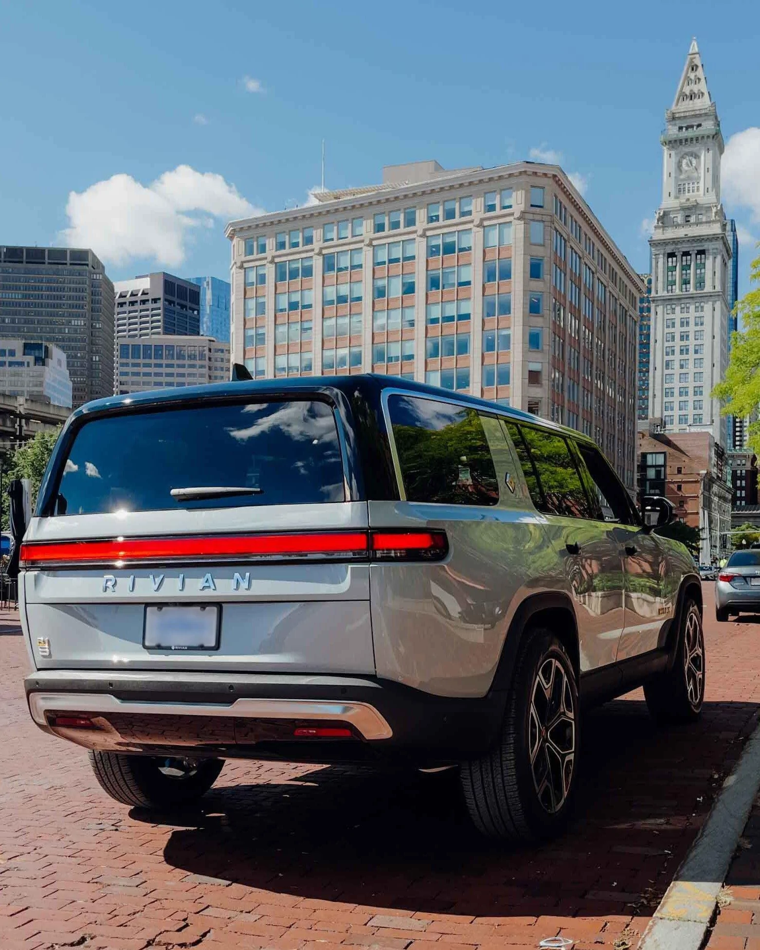 Rivian R1T R1S ? LIMESTONE R1S  Photos Limestone Rivian R1S
