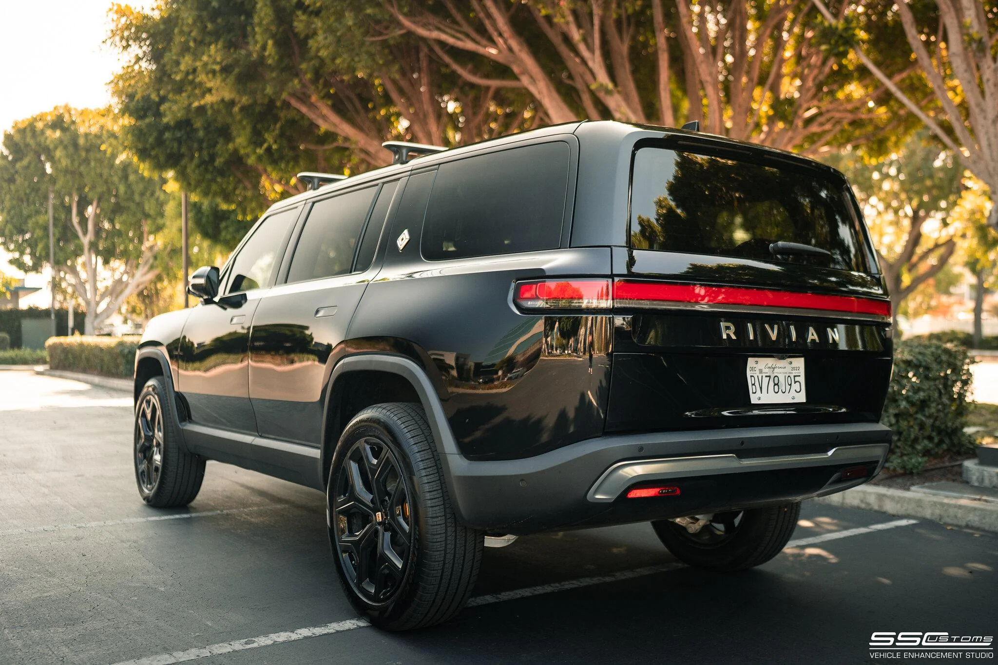 Rivian R1T R1S MIDNIGHT (Black) Rivian Photos 312381147_5817246841648427_6767253885645395252_n