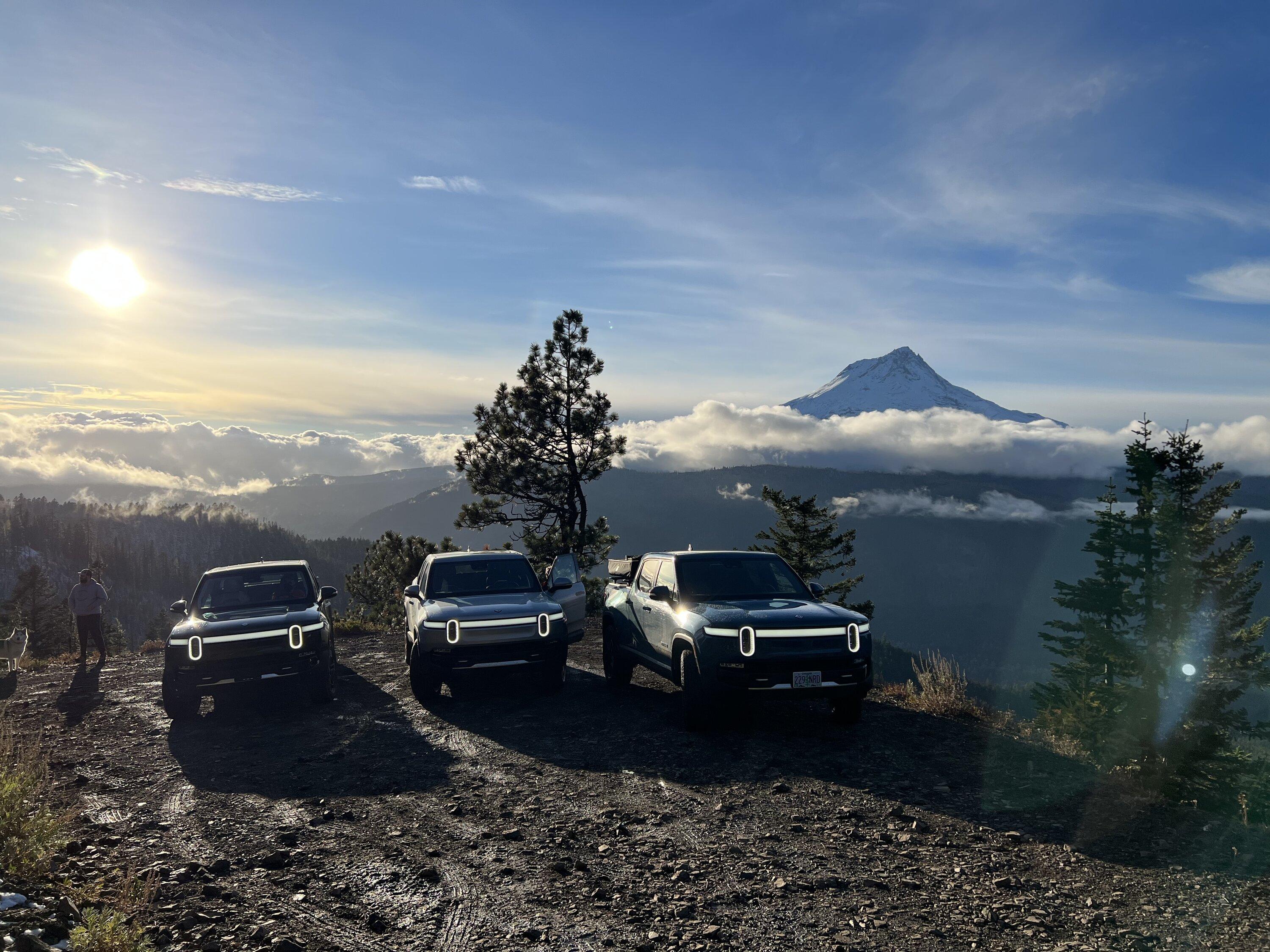 Rivian R1T R1S Rivian group drive over Bennet pass and Gunsight Ridge on Mt. Hood DDE07240-2267-427E-8D1B-DFDD14B4E825