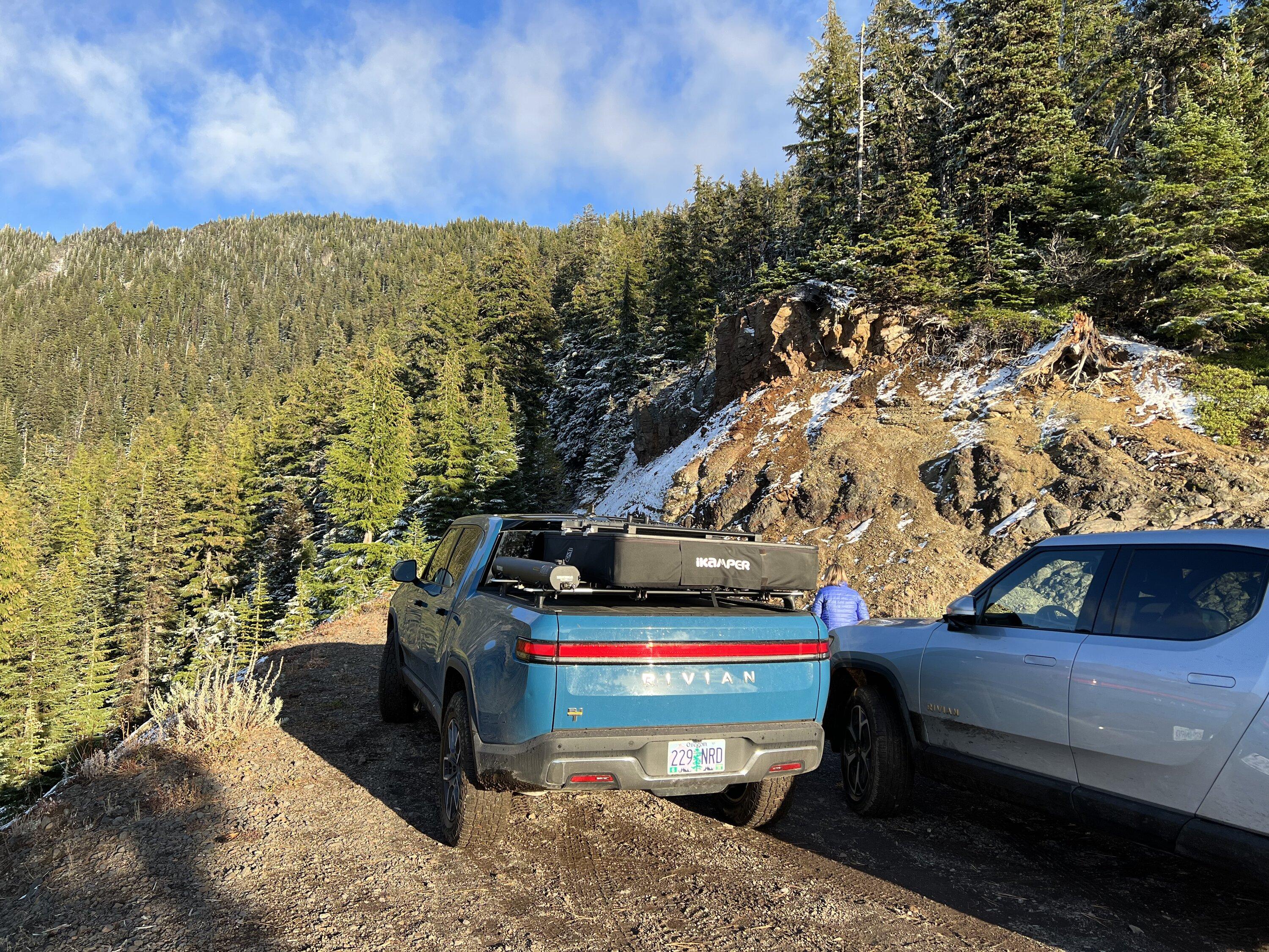 Rivian R1T R1S Rivian group drive over Bennet pass and Gunsight Ridge on Mt. Hood 758EA805-B198-4CB6-9B50-F19FCEC4E500