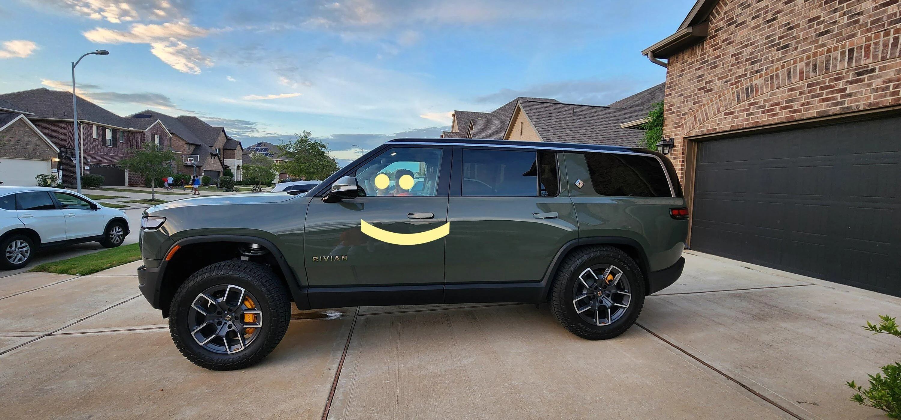 Rivian R1T R1S R1S : Oct-Dec Delivery (Now Jan-Feb or Feb-Mar 2023) R1S_Levelled