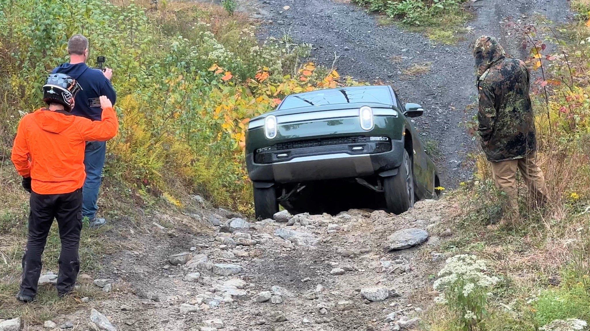 Rivian R1T R1S No Drama Rock Crawling in R1T w/ 20″ AT, 30PSI, Rock Crawl Mode, Highest Suspension, Hold Enabled 310483850_10228060990939489_1668708392512236289_n